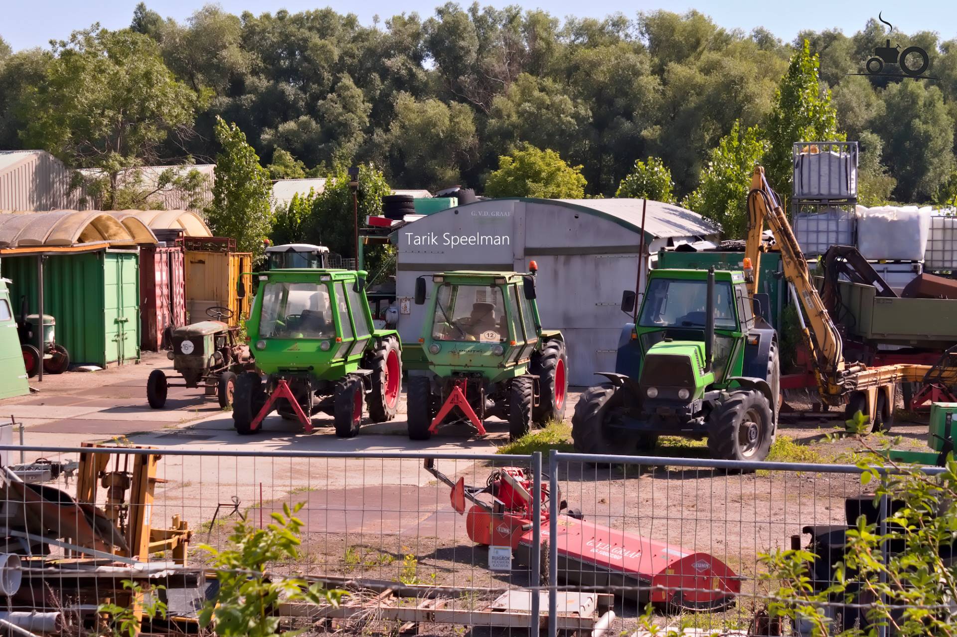 Collectie Deutz tractoren op de dijk tussen Zwijndrecht en Hendrik-Ido-Ambacht