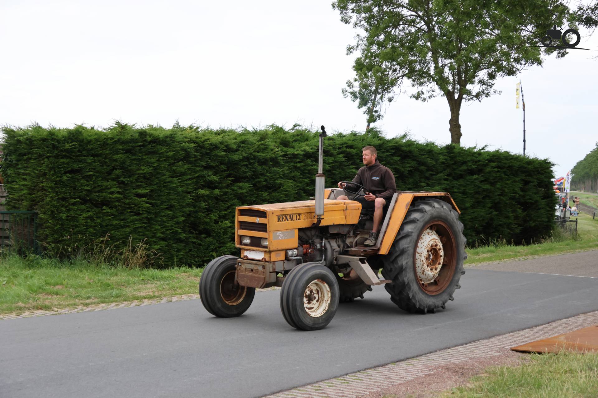 Renault 681s op Historisch Festival in Hensbroek