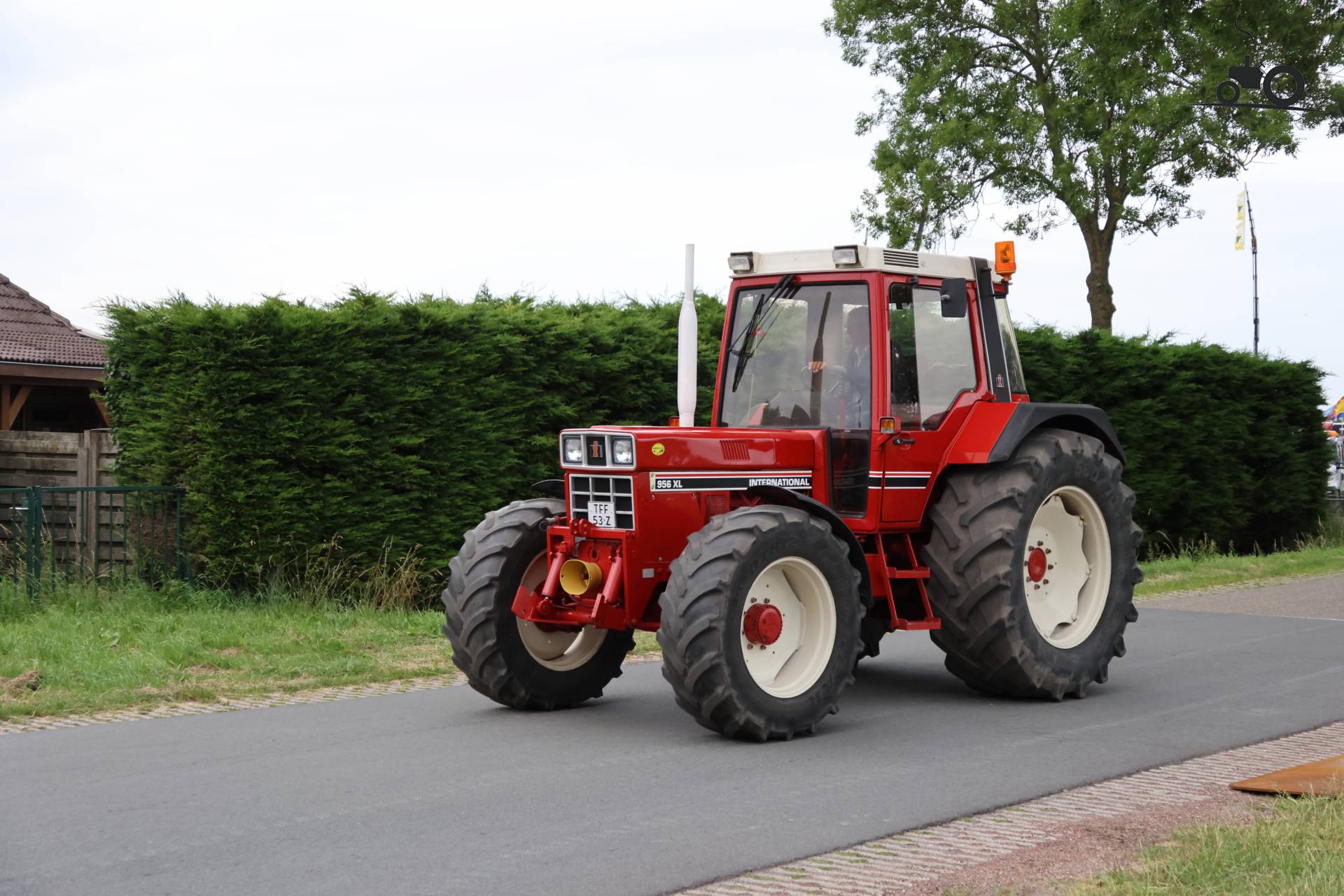 International 956 XL op historisch festival in Hensbroek