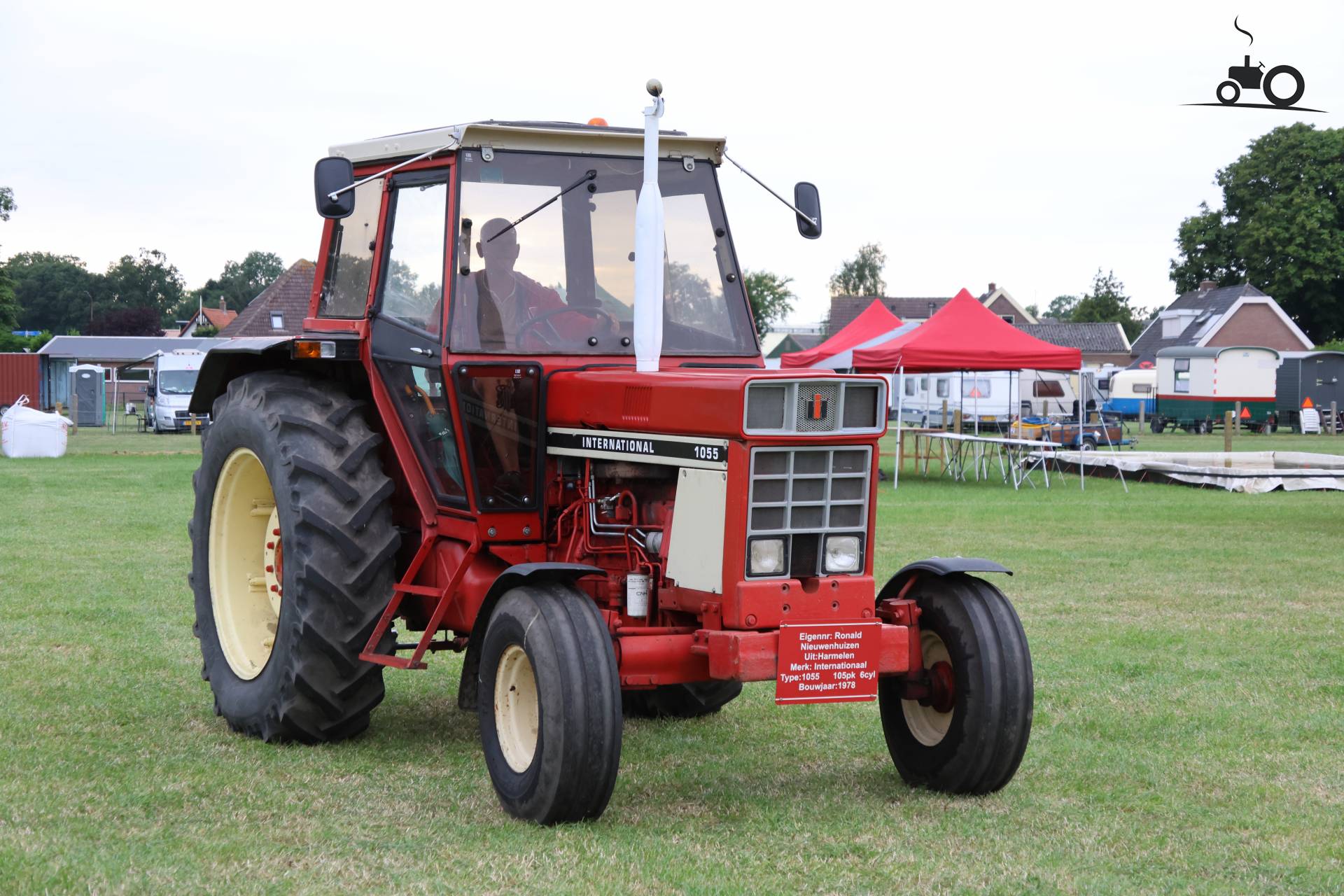 International 1055 op historisch festival in Hensbroek
