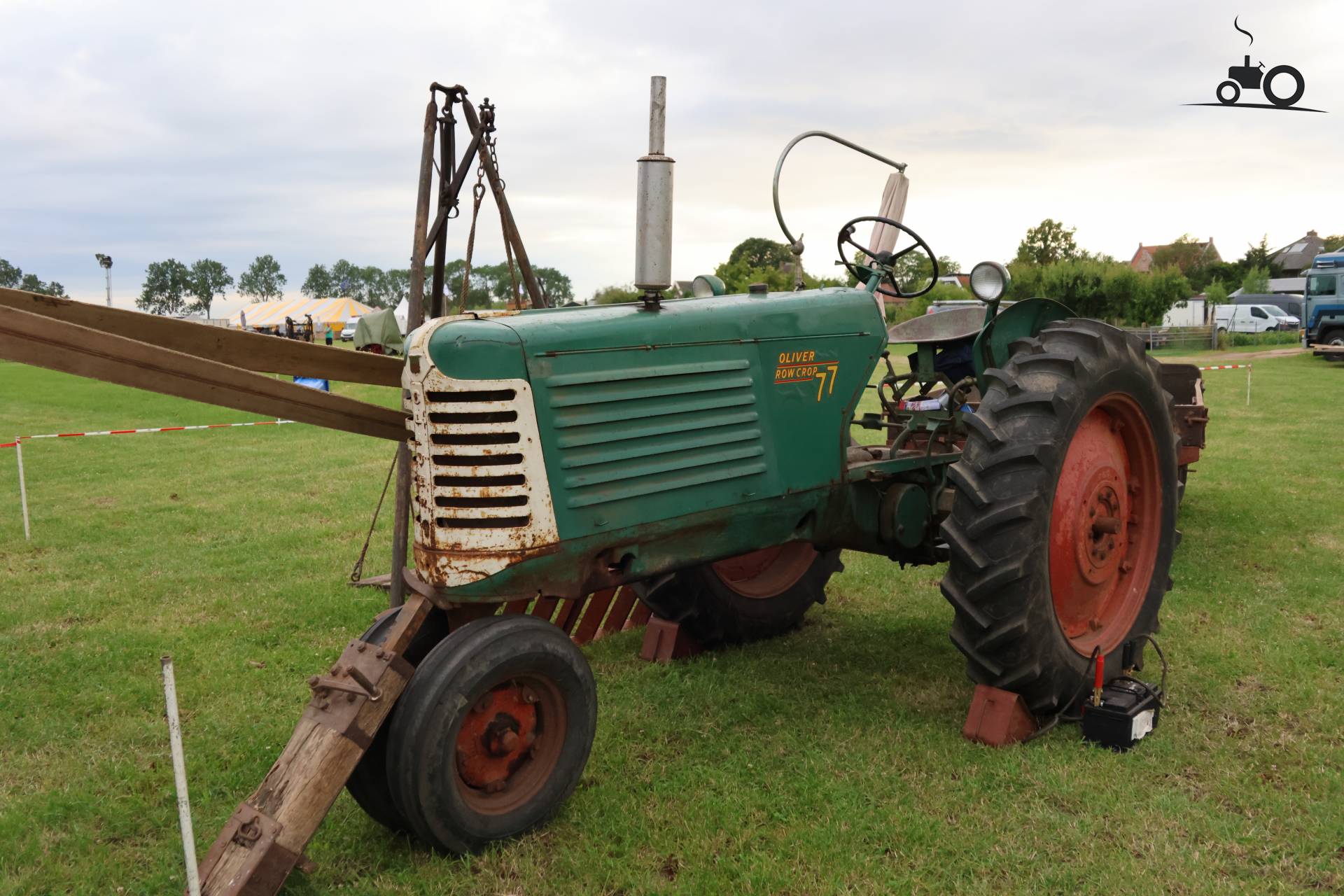 Oliver 77 machine op historisch festival in Hensbroek