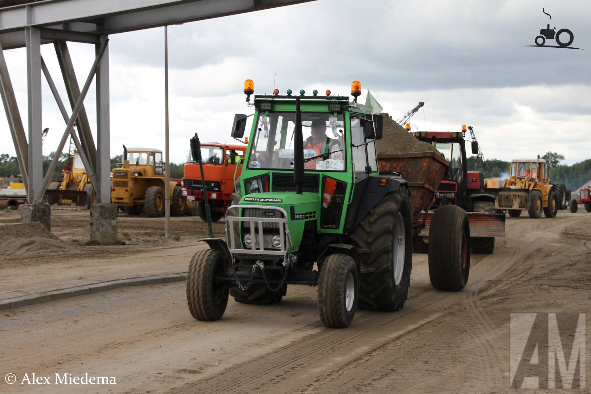 Deutz-Fahr D 6507 C met Katy Kleyn mascottes in cabine