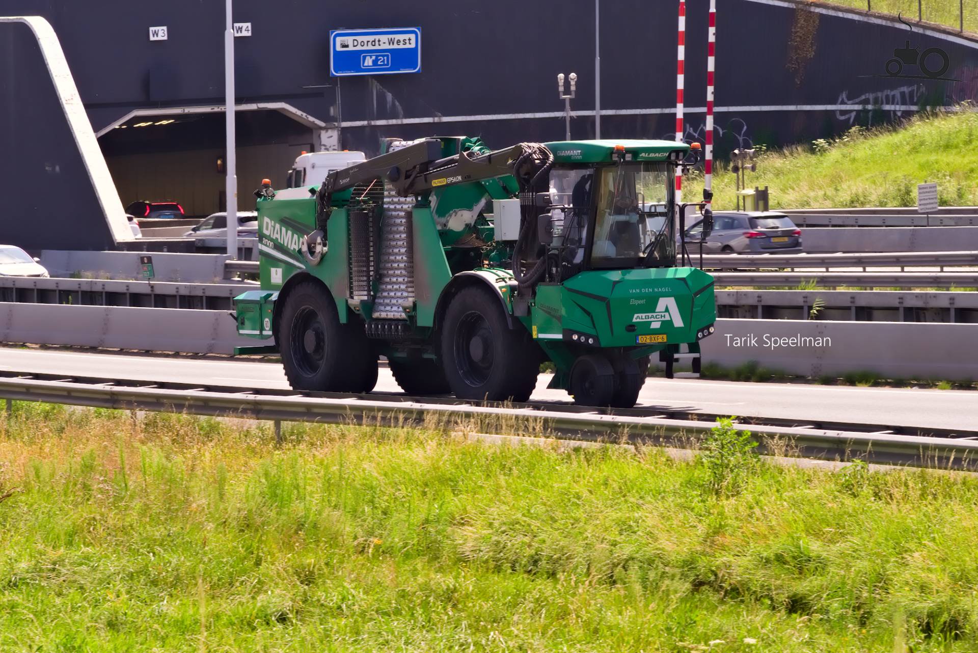 Zelfrijdende chipper Albach Diamant 2000 op A16