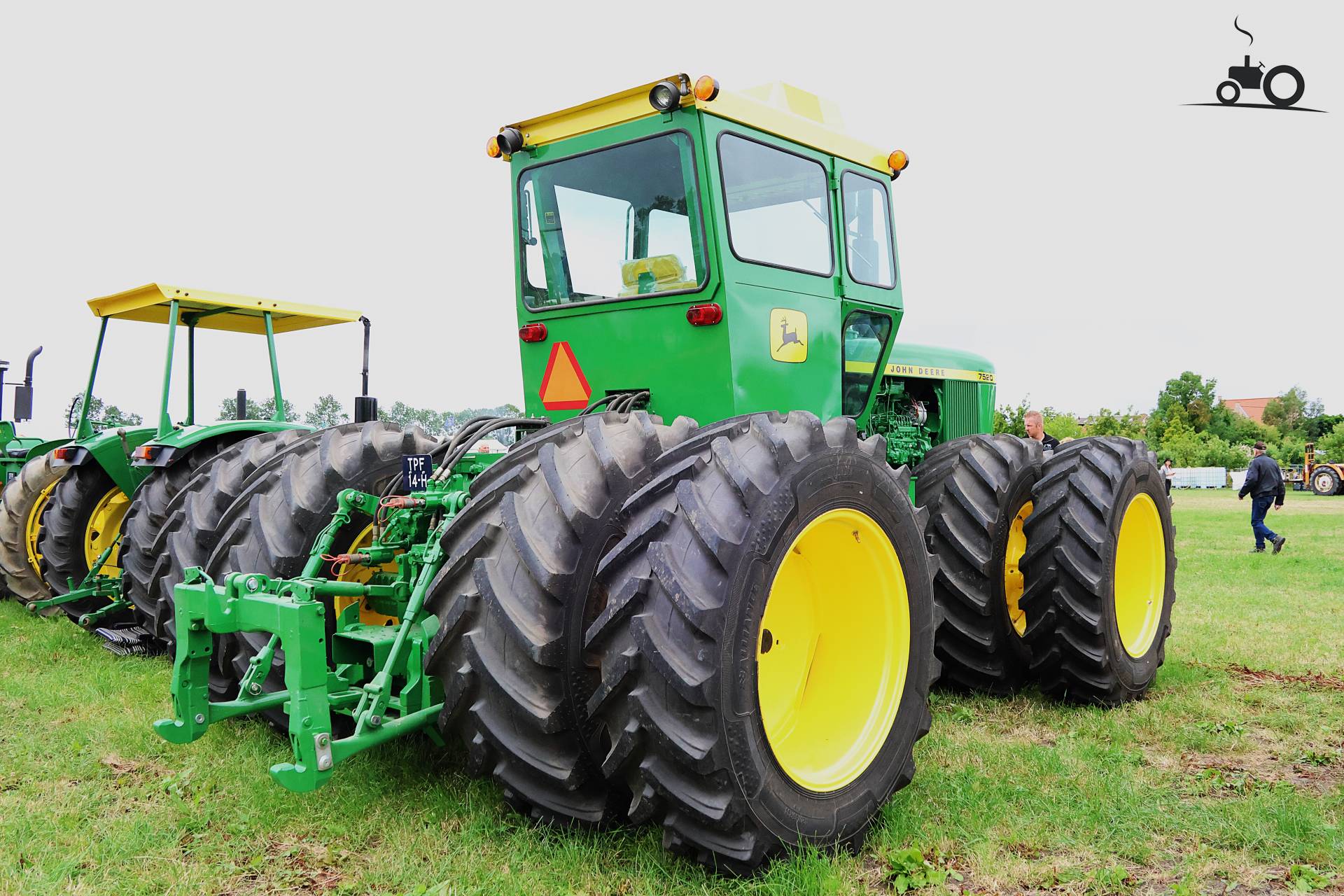 John Deere 7520 tractor