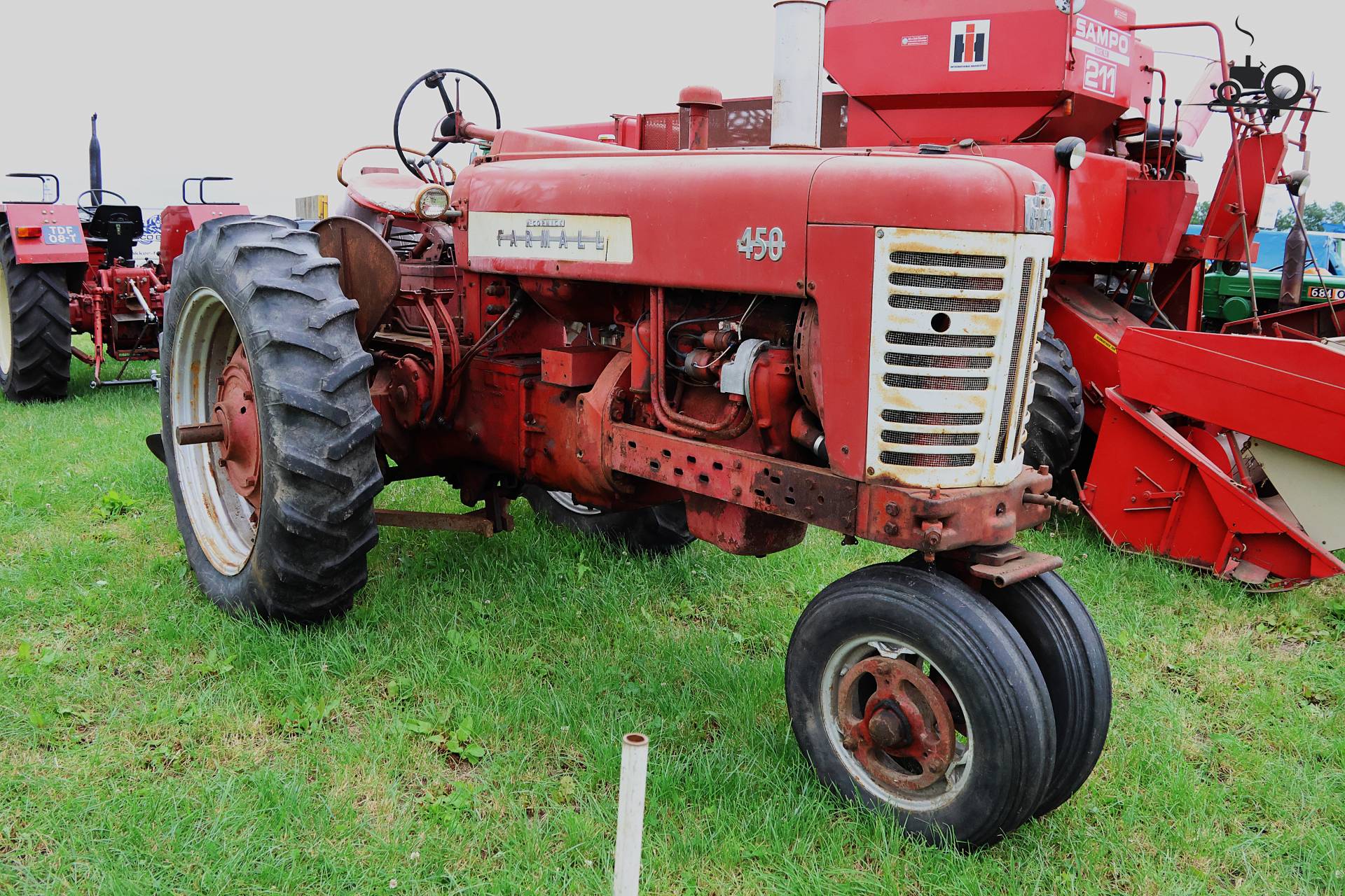 Farmall 450 op historisch festival in Hensbroek