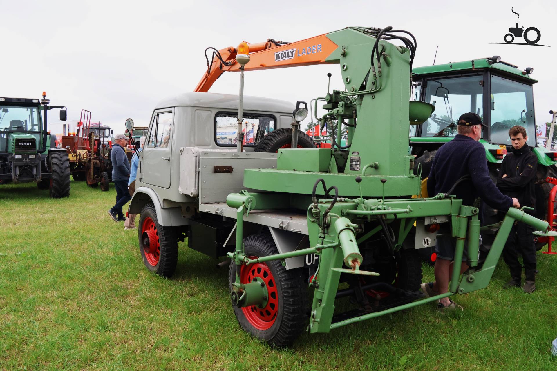 Unimog 402 met Klaus laadkraan en polypknijper