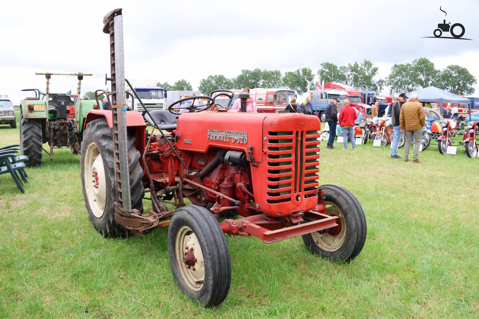 Farmall D-320 tractor op Historisch Festival