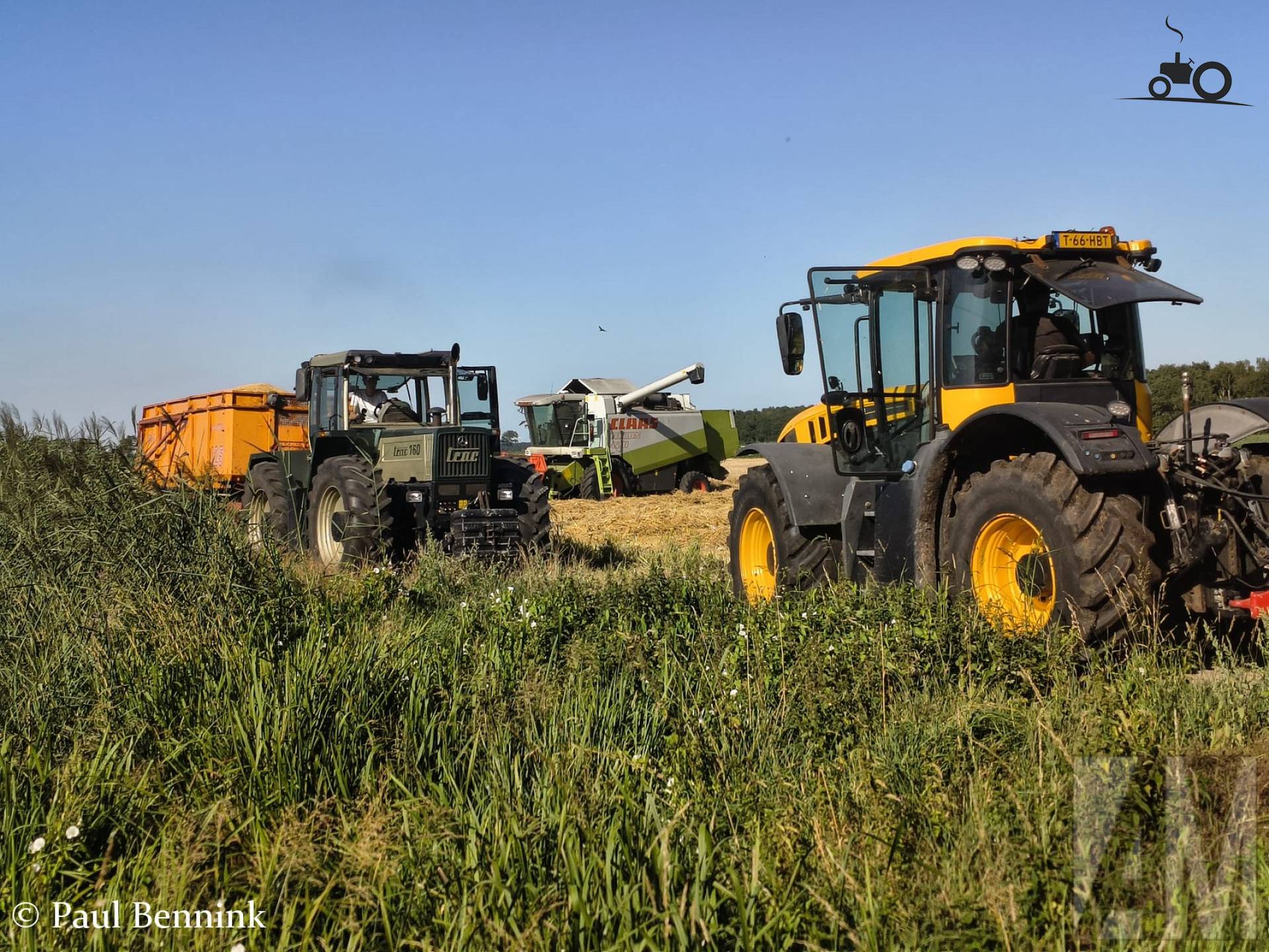 LTS Trac 160, JCB Fastrac 4220 en Claas Lexion 420 op landbouwveld