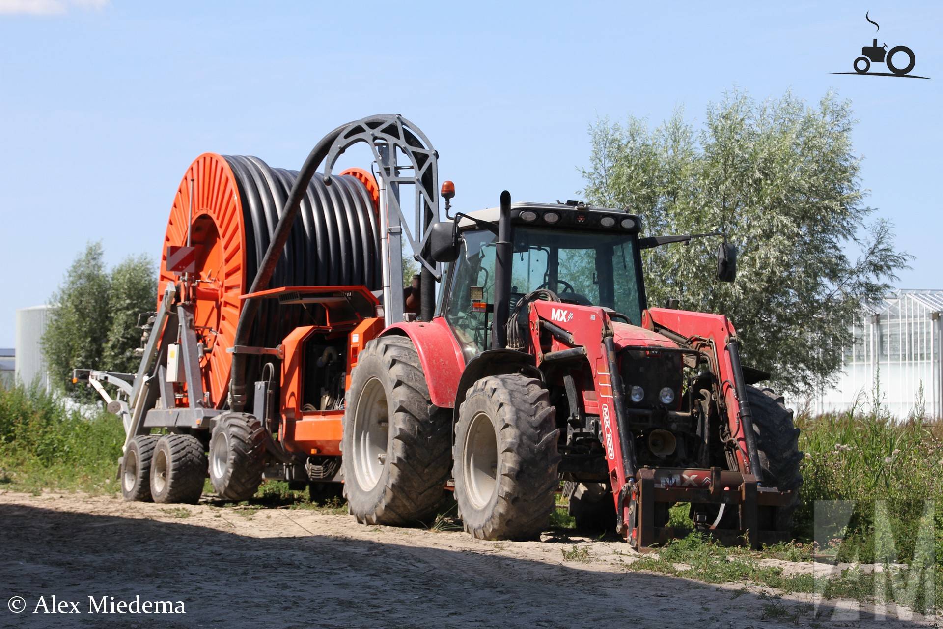 Massey Ferguson 6470 in kassengebied tussen Berlikum en Beetgum