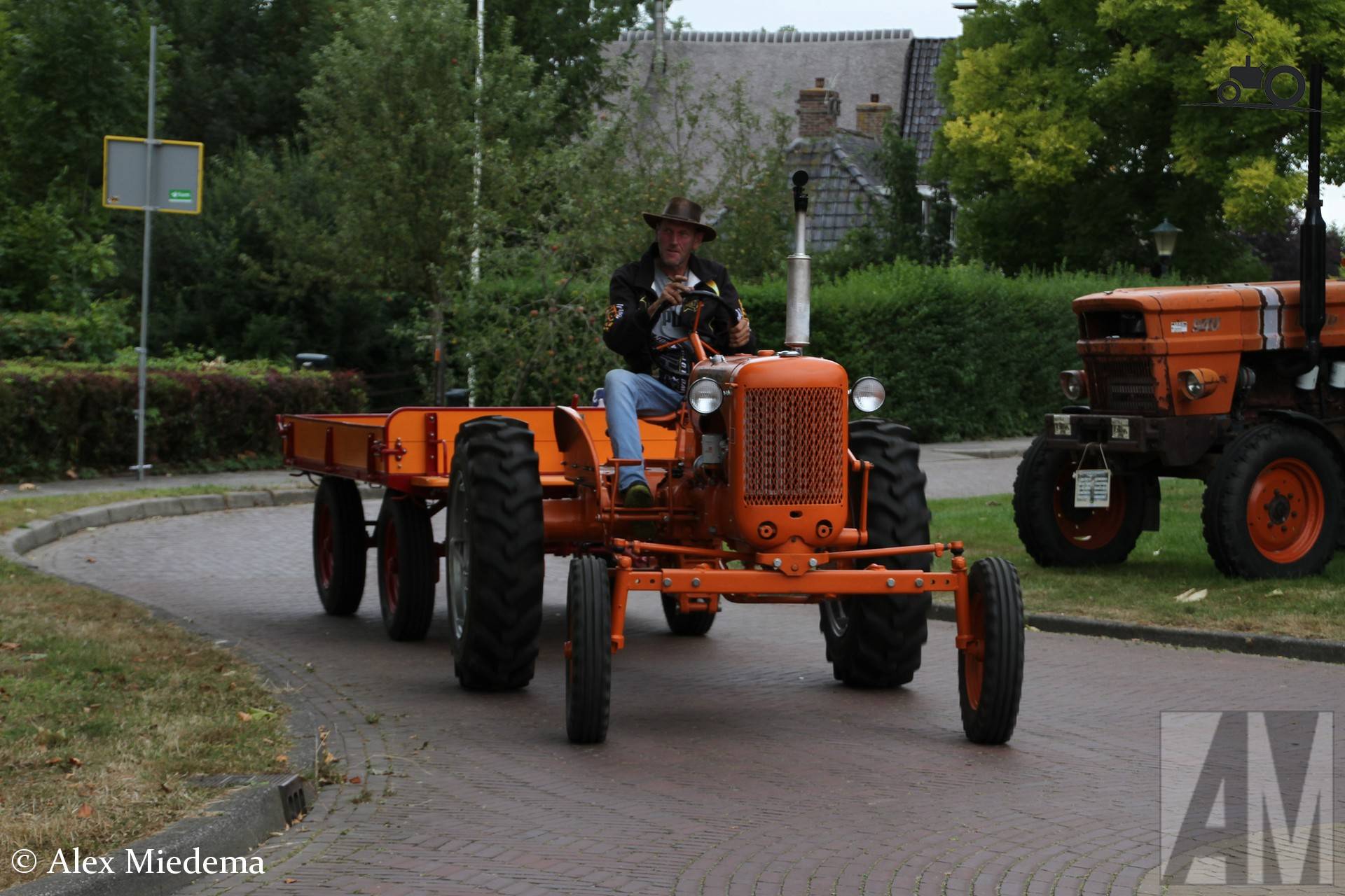Allis-Chalmers tractor met Miedema landbouwwagen
