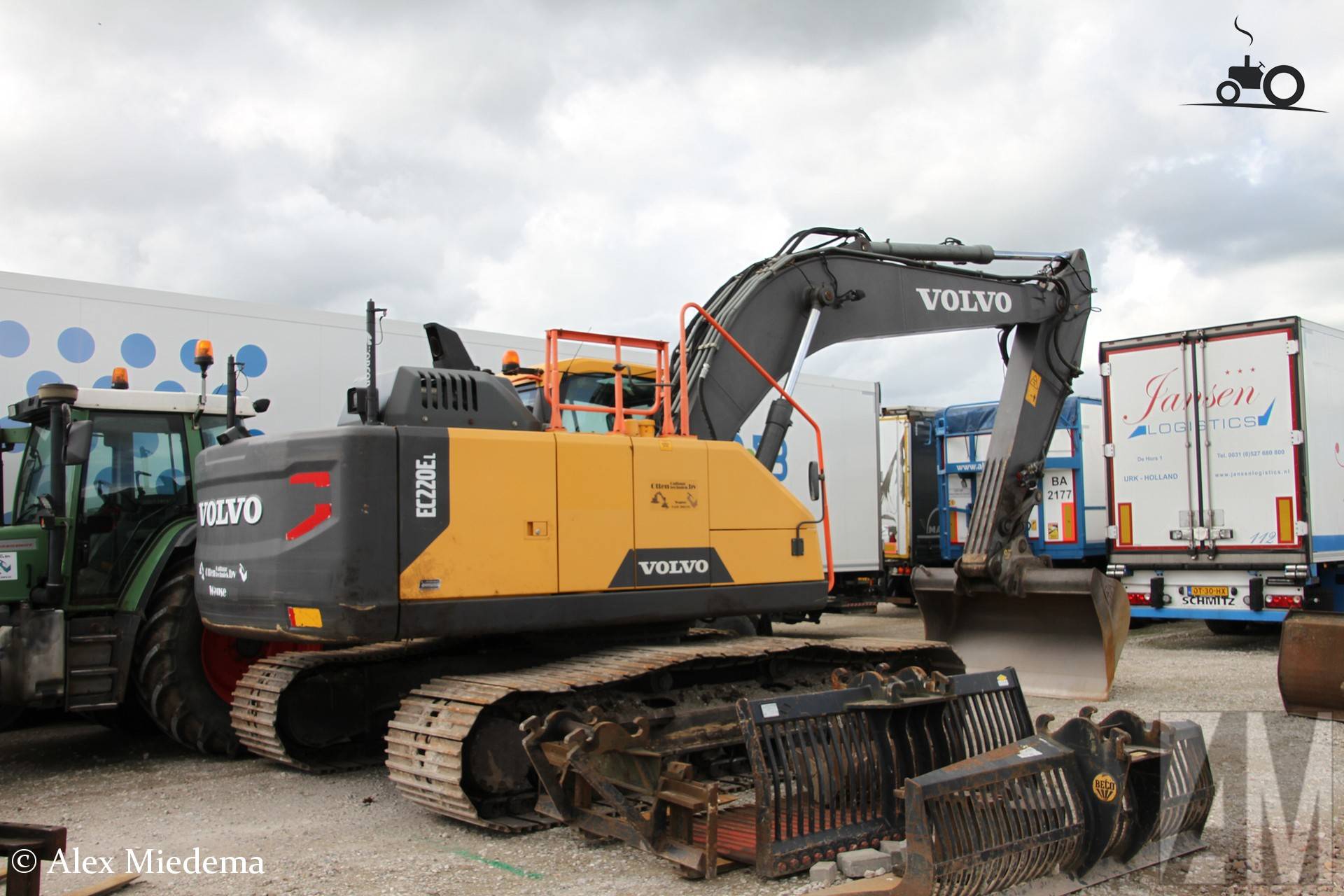 Otten Infra Volvo EC220E in Heerenveen