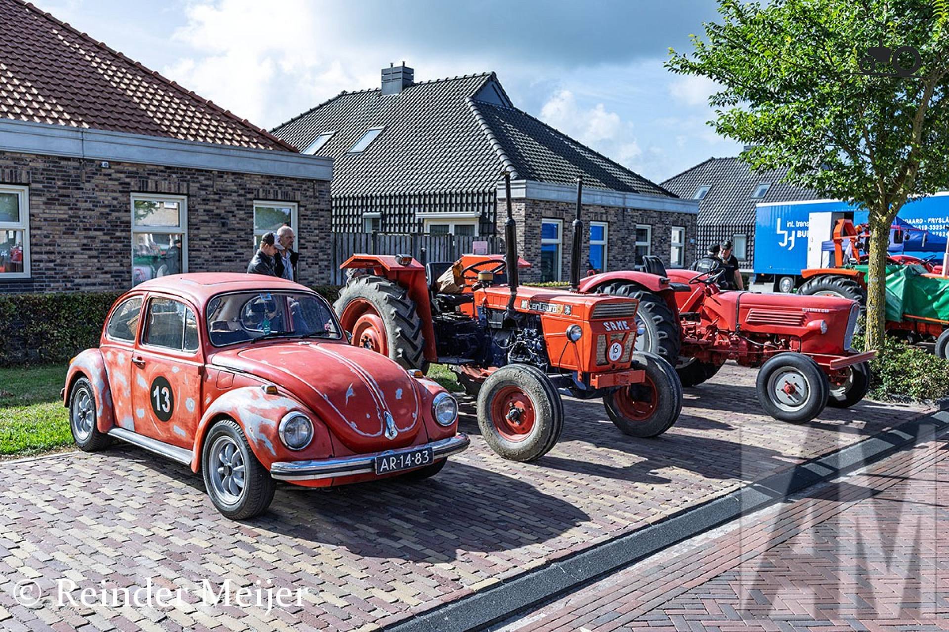 VW Kever (typ 1) en diverse landbouwmachines bij Oldtimerdei