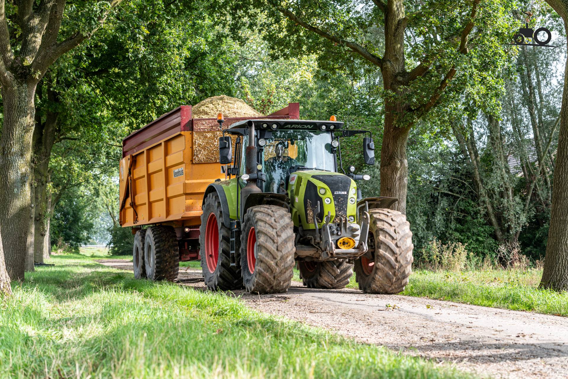 Claas Arion 660 met Veenhuis silagekipper vol mais