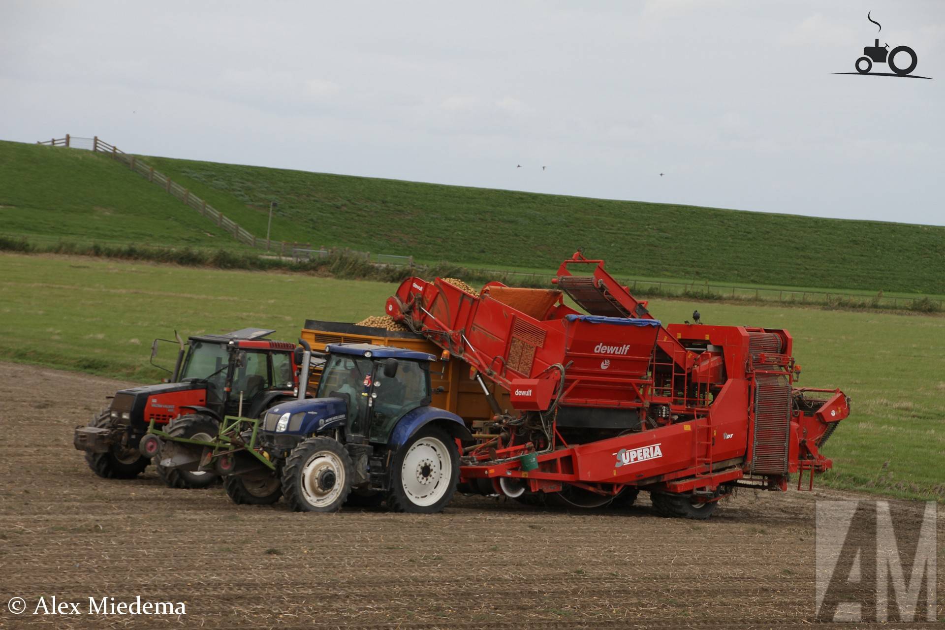 New Holland machine op Armendijk Westhoek