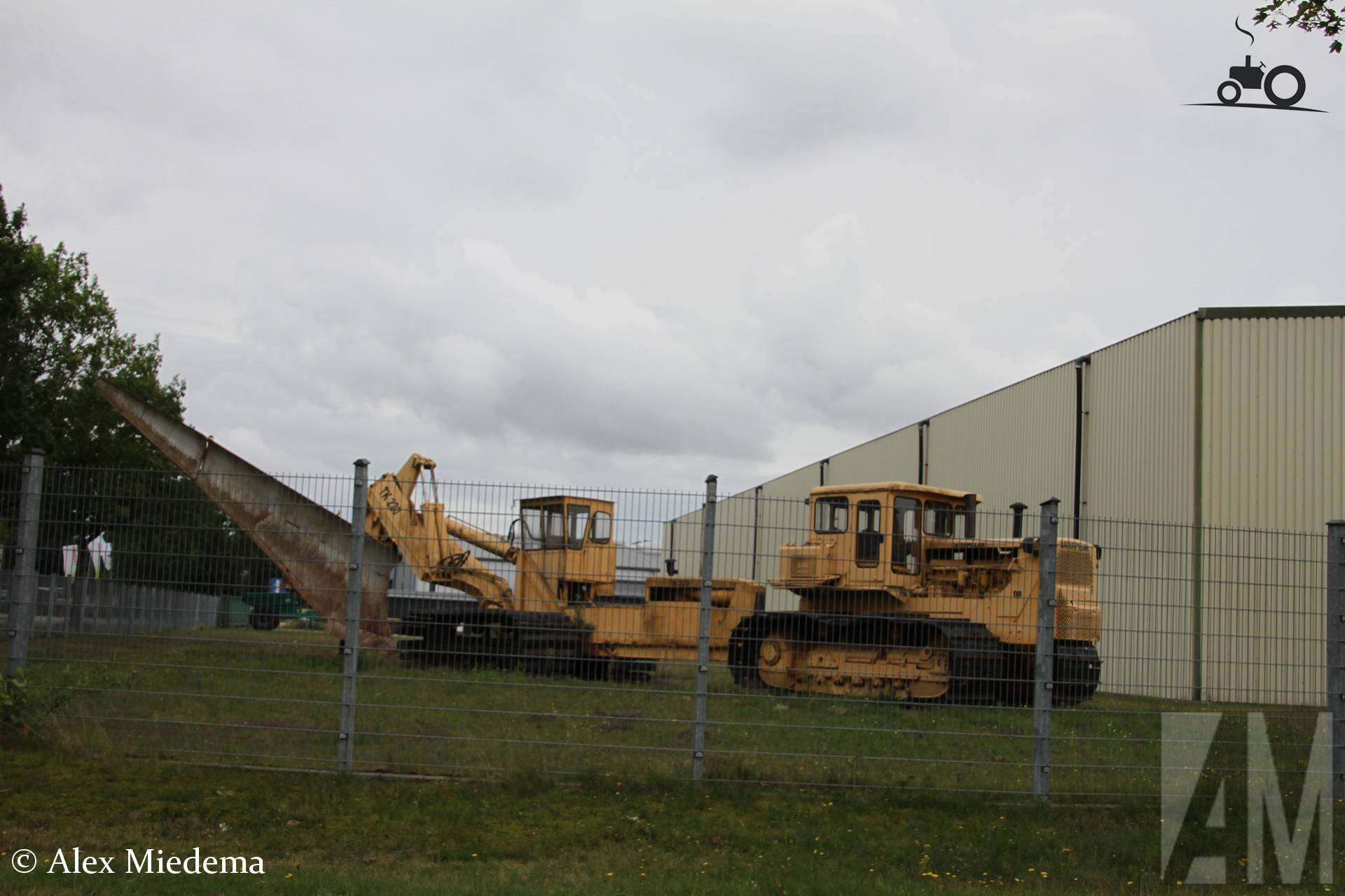 Omgebouwde Caterpillar D8 als diepploeg trekker