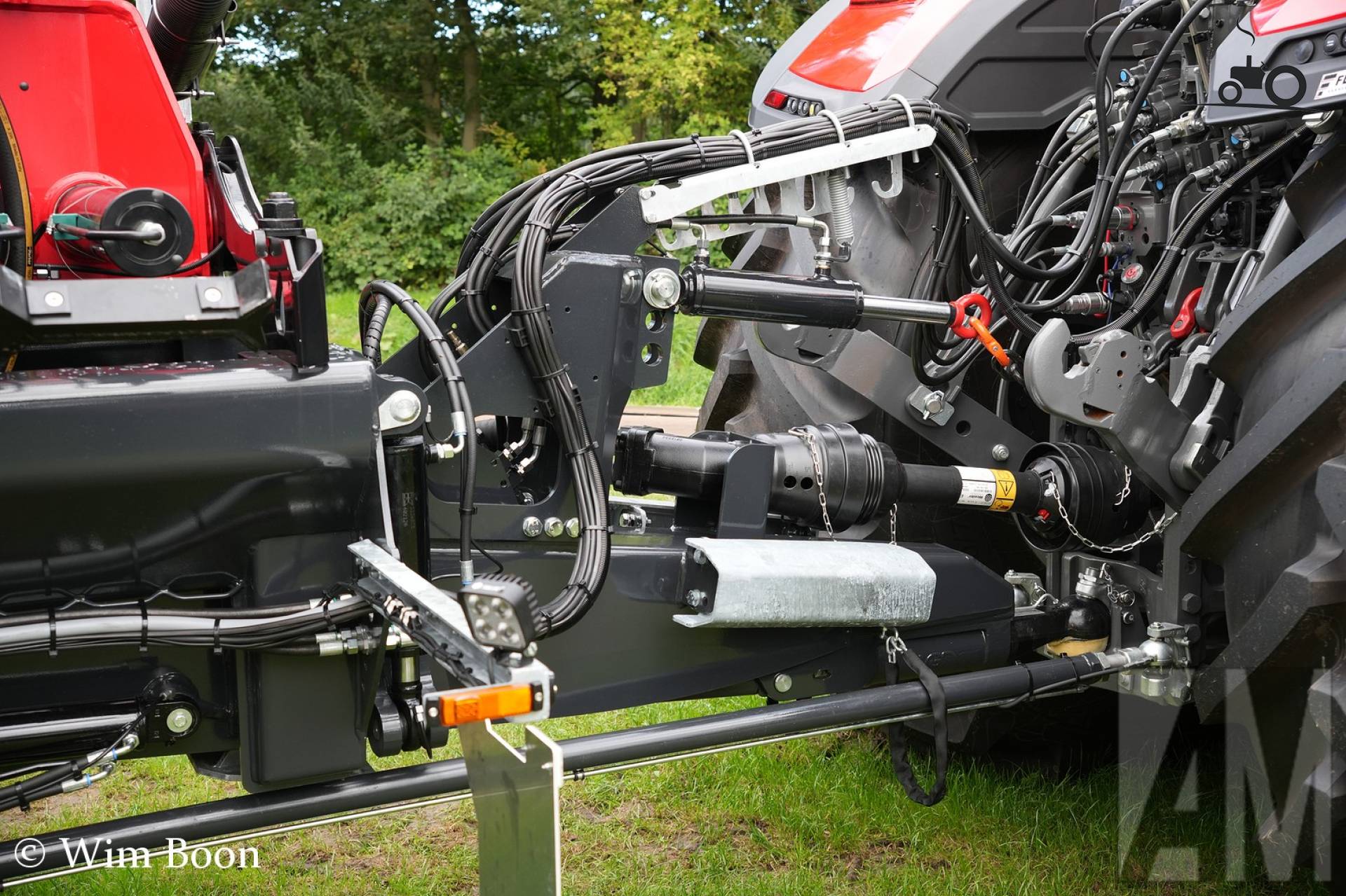 Massey Ferguson 8S.305 Xtra Exclusive met VGM aanhangwagen