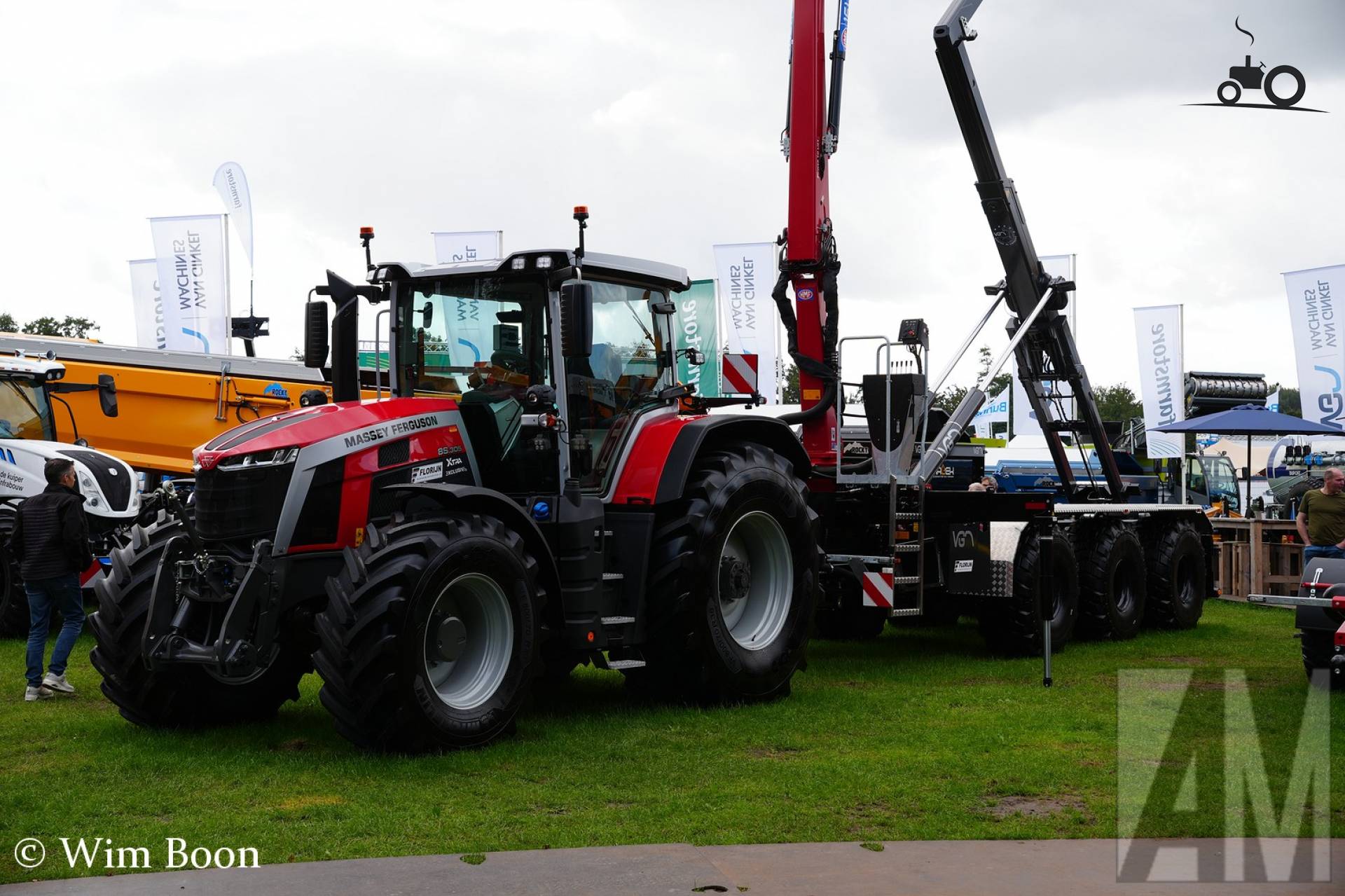 Massey Ferguson 8S.305 Xtra Exclusive met VGM aanhangwagen