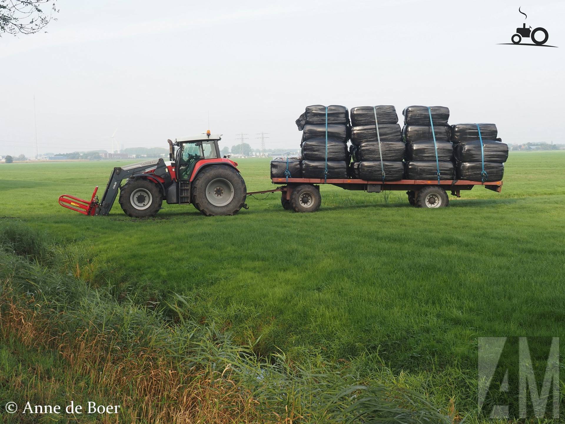 Tractor met balen