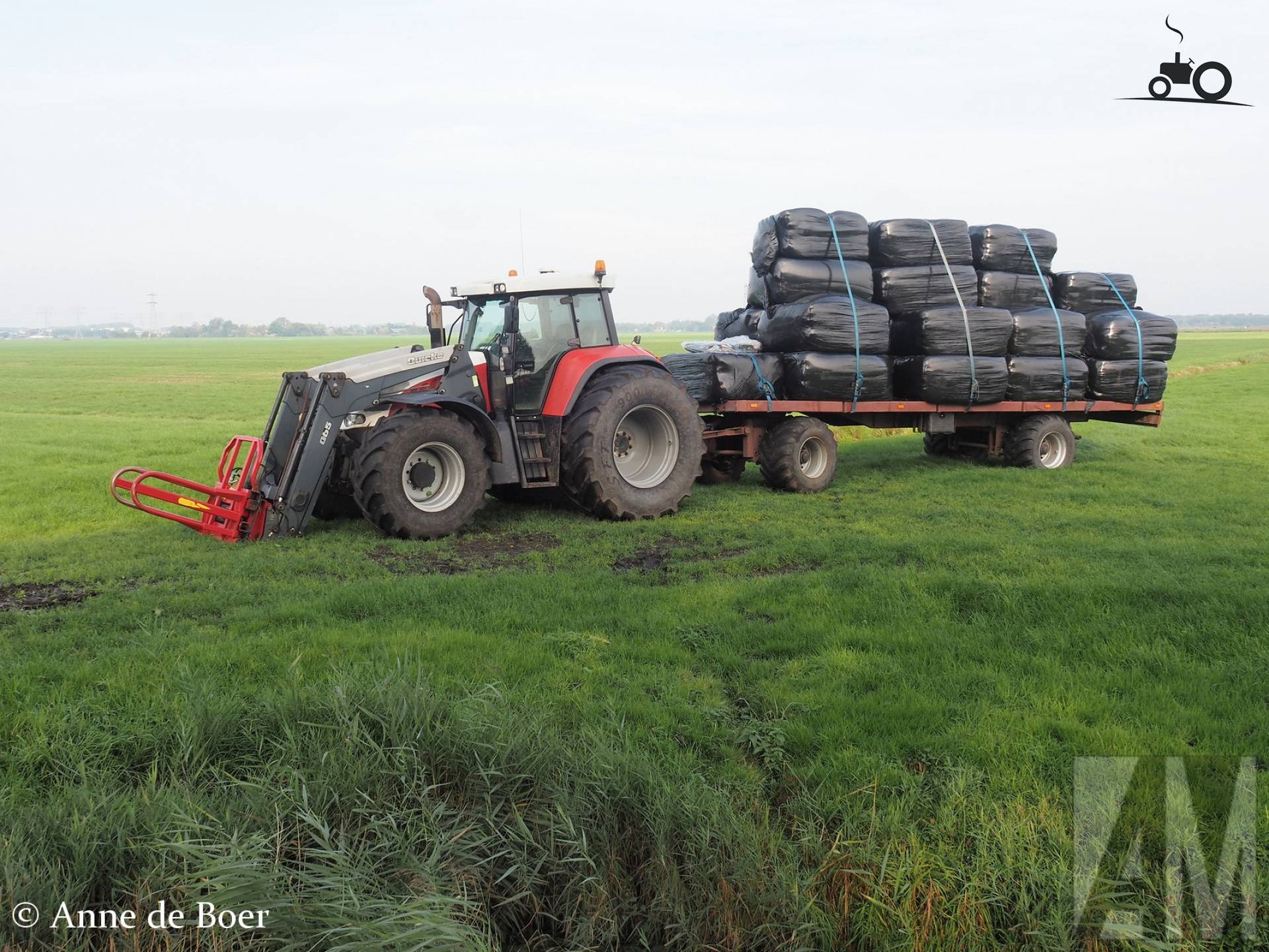 Tractor met balen door Anne de Boer