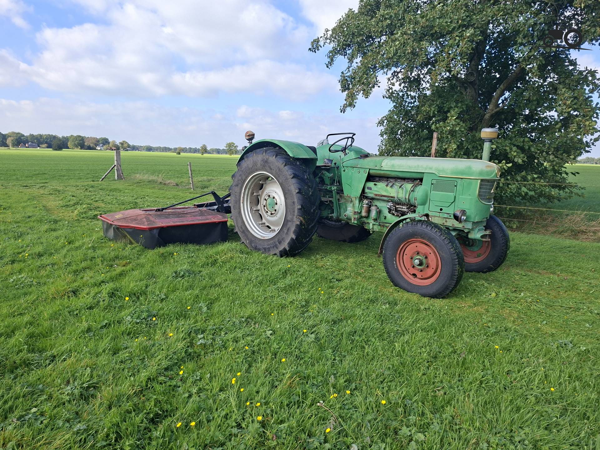 Deutz D8005 met Vicon Greenland CM 168 schotelmaaier