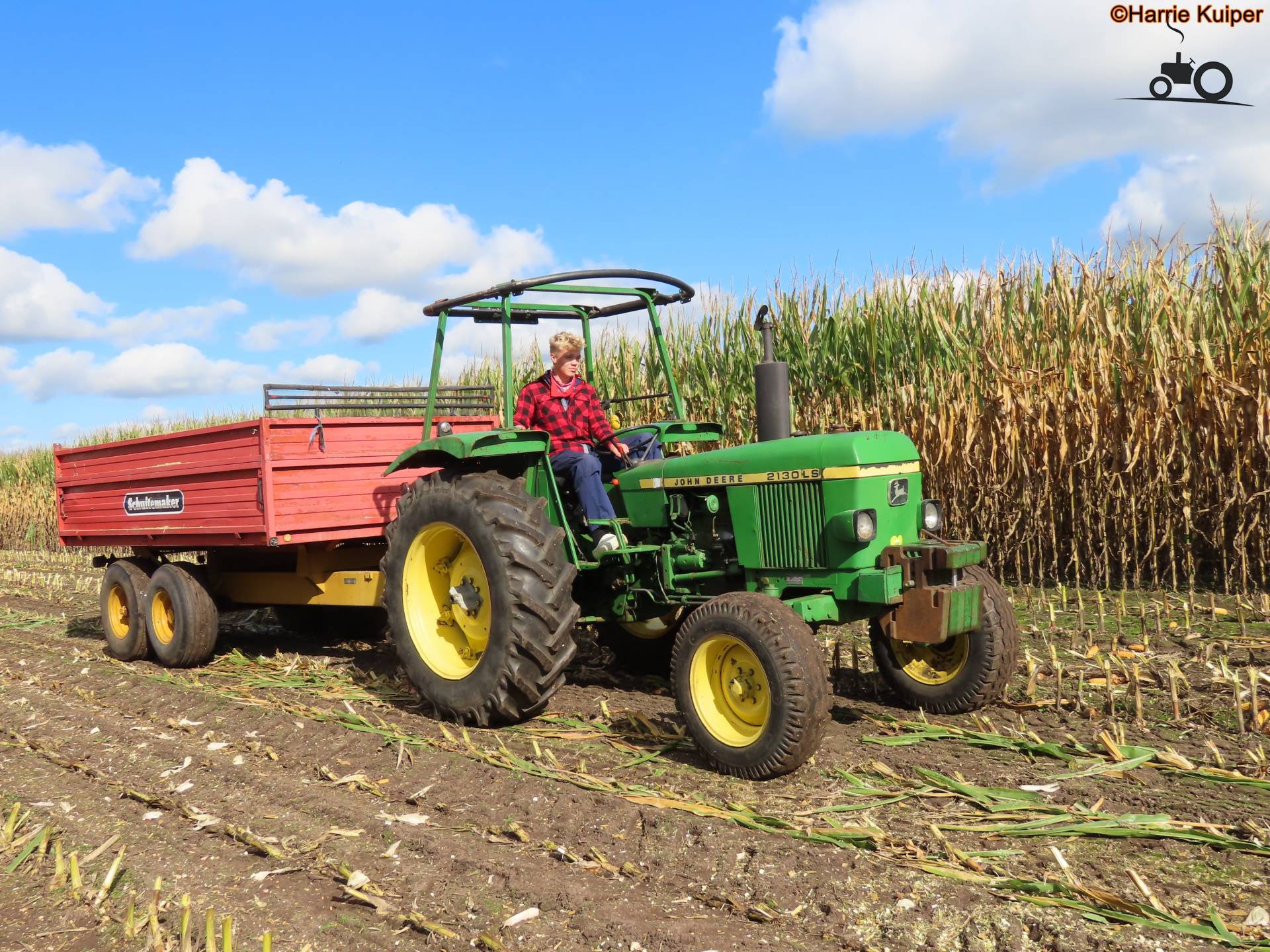 John Deere 2130 LS bij een klassieke maïskuiloogst