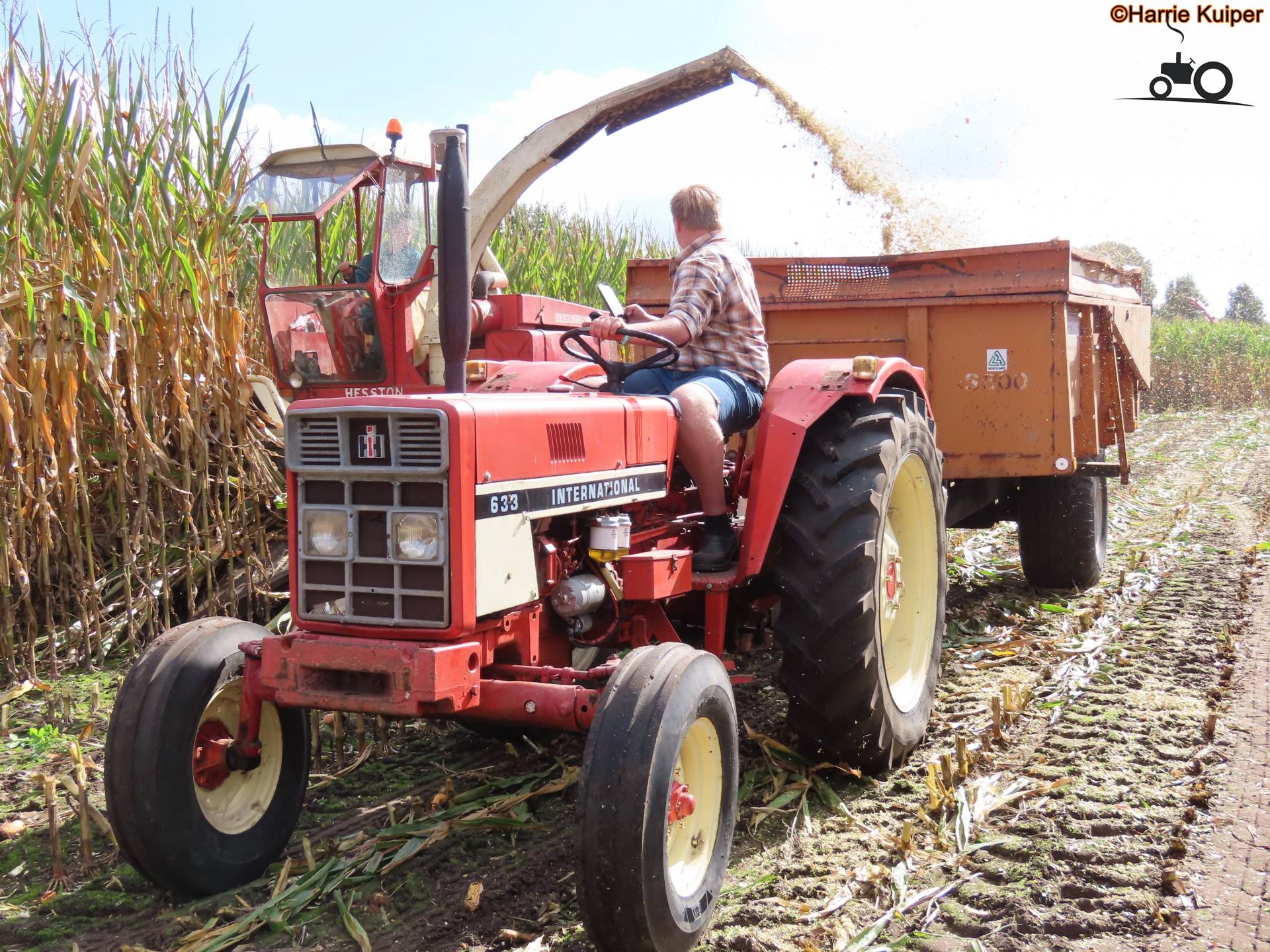 International 633 machine op Oldtimer maishakselen Dalen