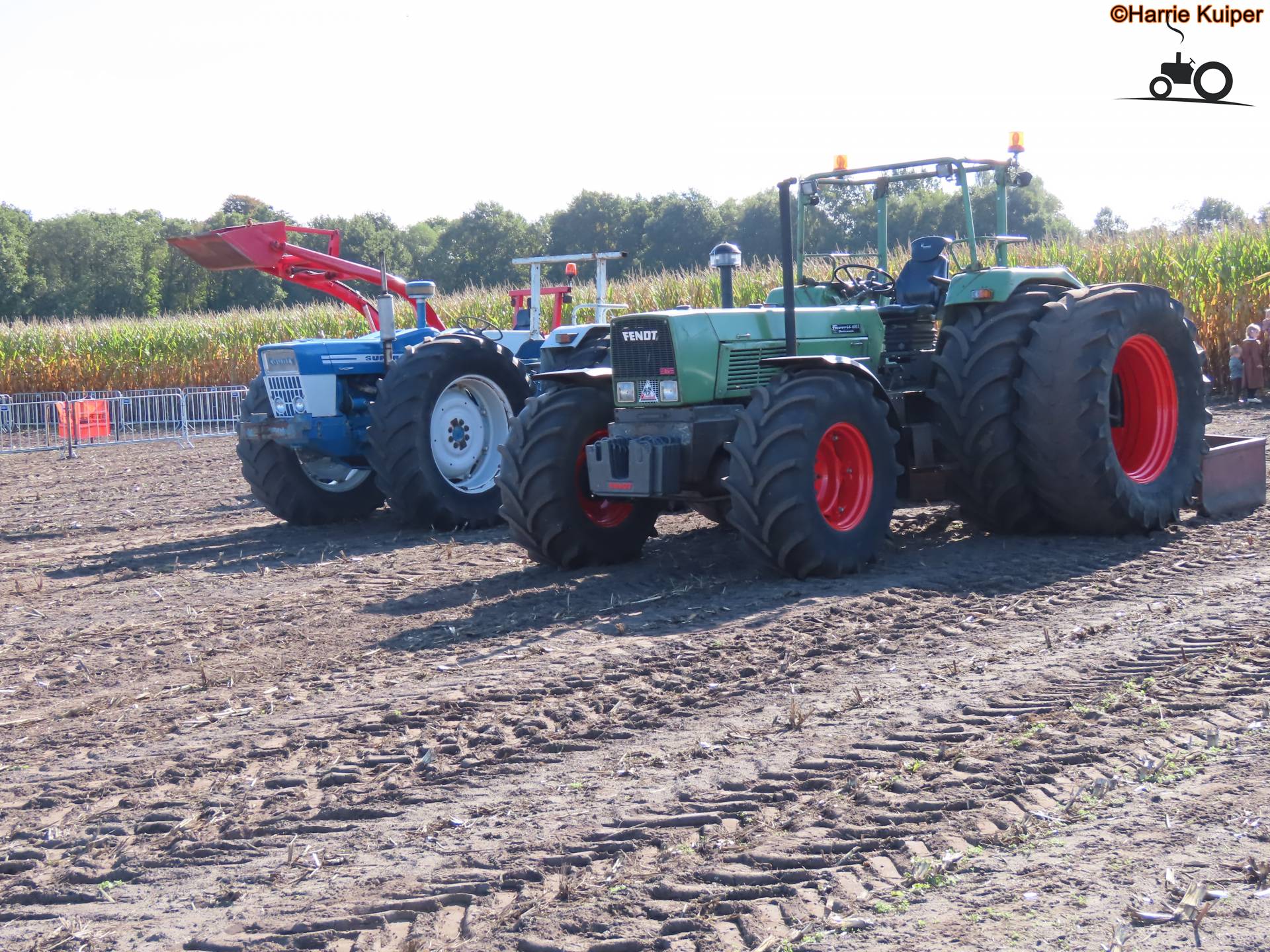 Fendt Favorit 610 tijdens het maïshakselen met oldtimers