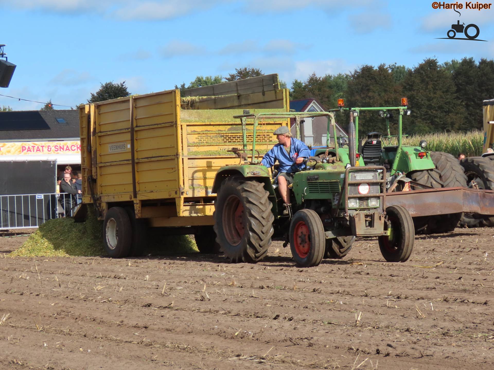 Oogststart met een Fendt Farmer 104 tijdens het maïshakselen