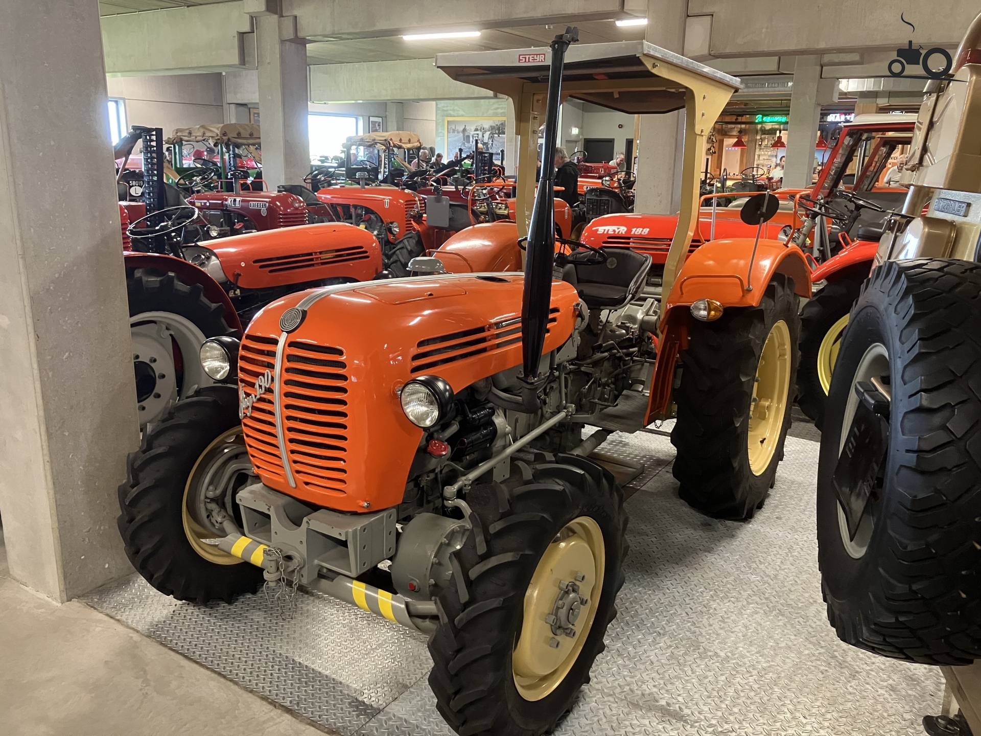 Een zeldzame Steyr 190 met vierwielaandrijving onderweg.
