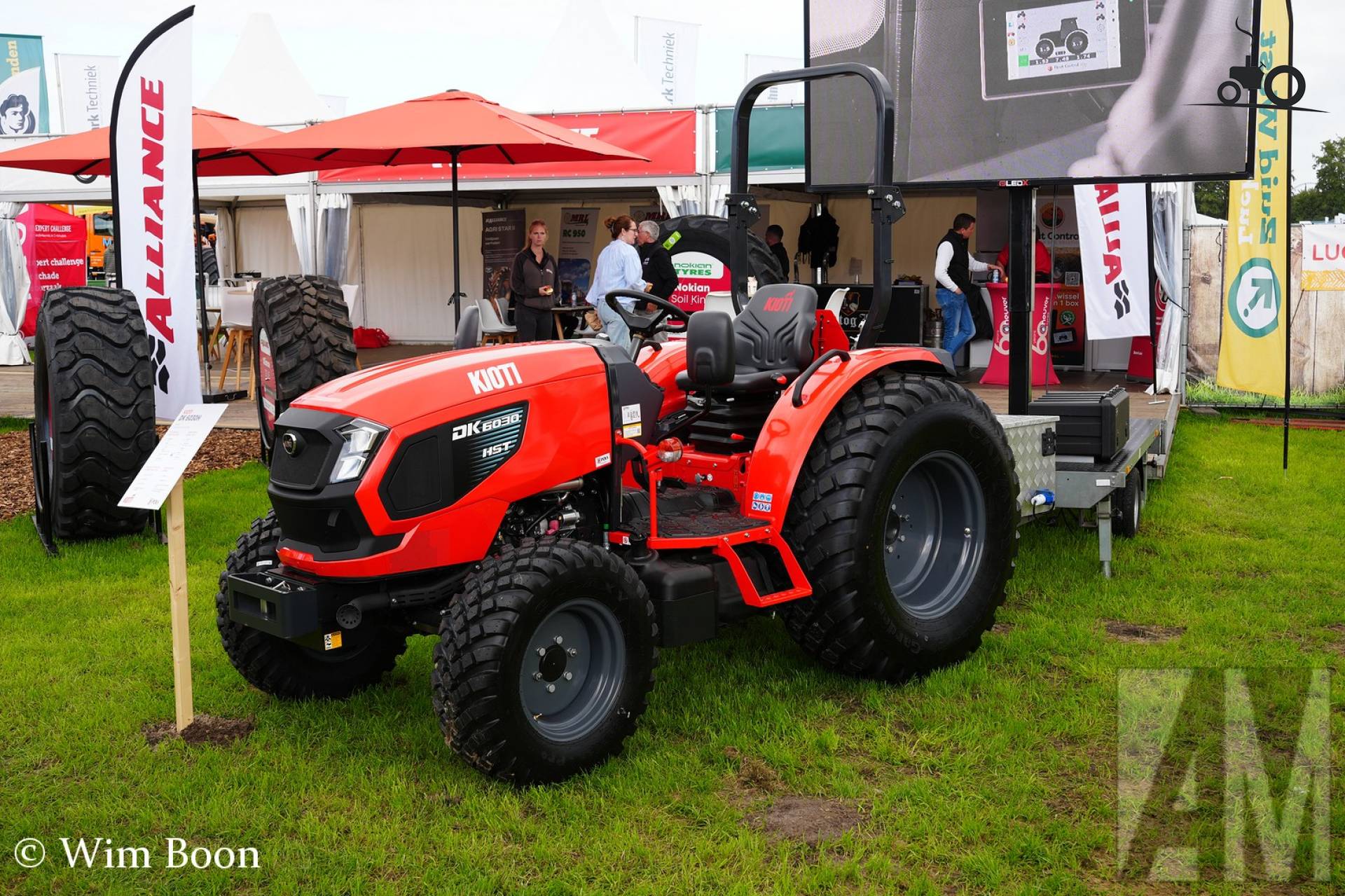 Kioti DK6030 HST tractor op vakbeurs
