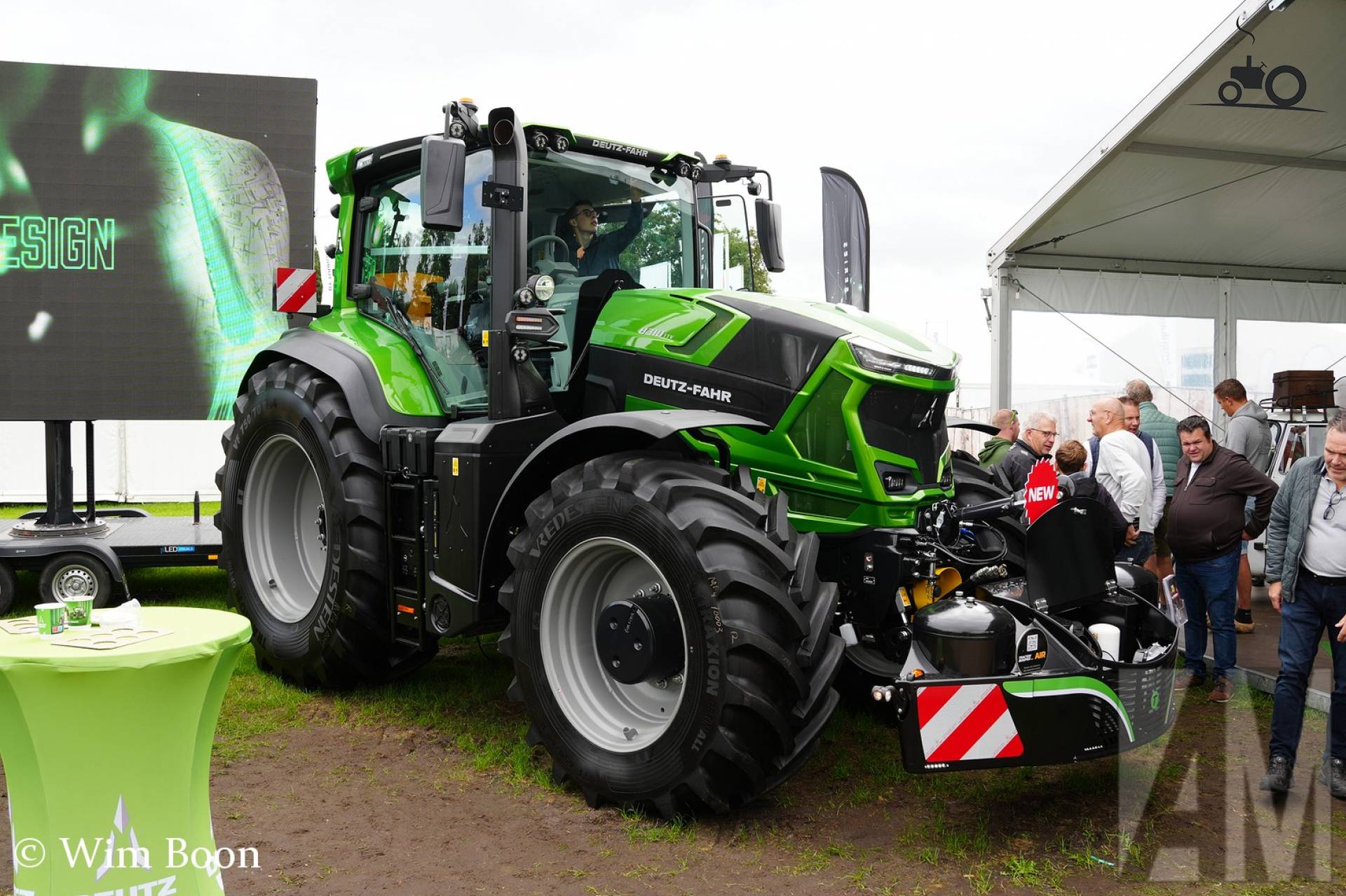 Deutz-Fahr 8310 TTV tractor bij vakbeurs