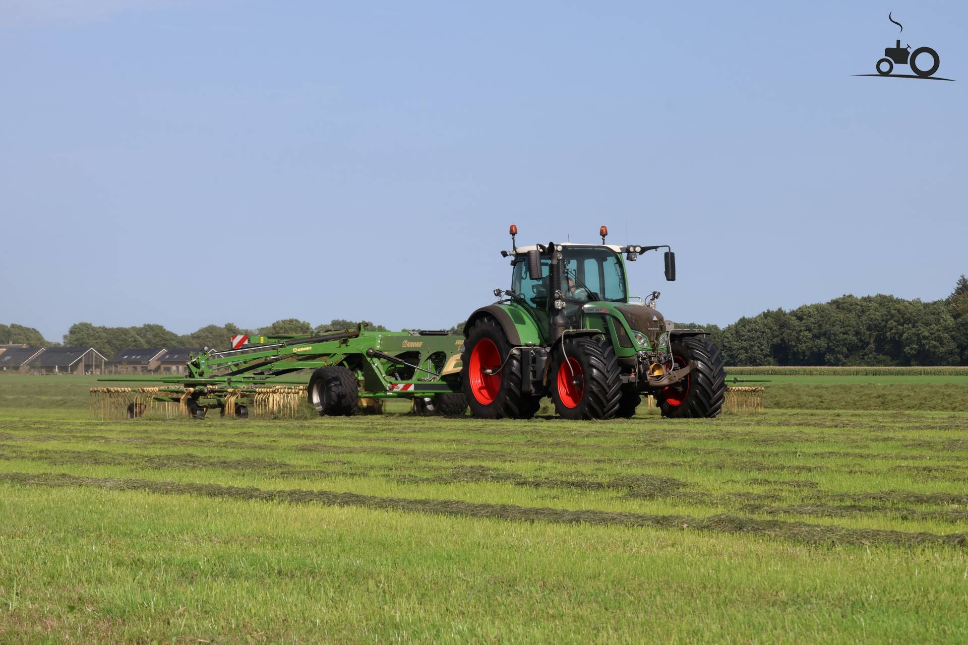 Gras harken met Fendt 724 Vario