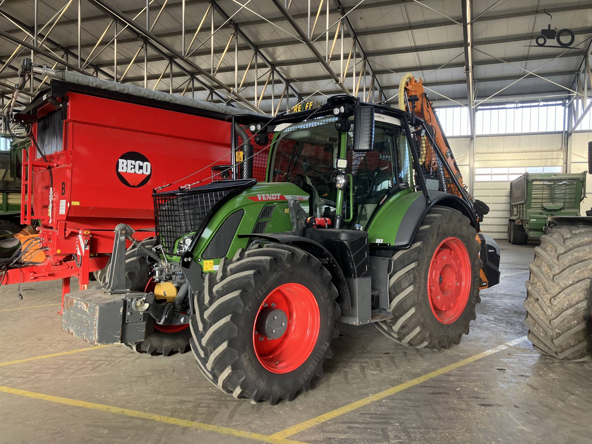 Fendt 724 tractor met Noremat snoeizaag