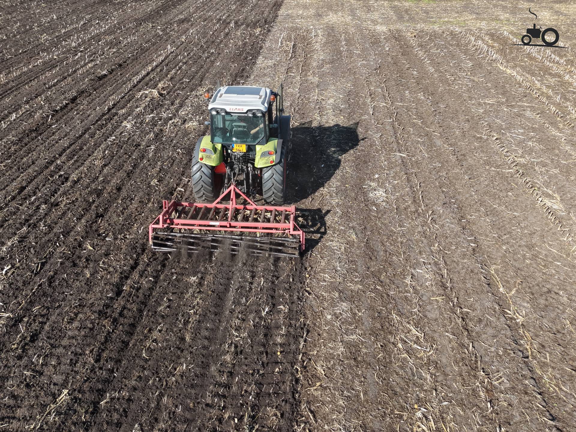 Claas Axos bezig op maisland in Gieterse polder.