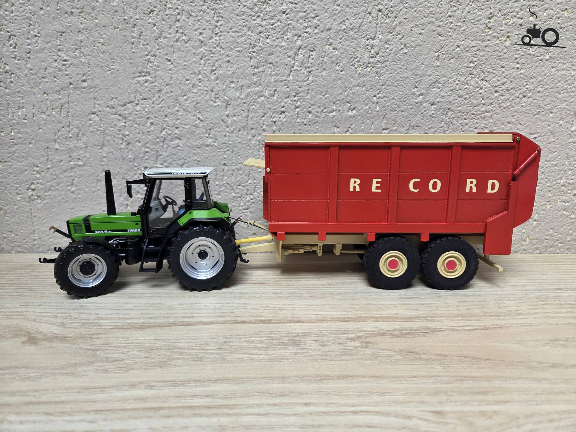 Deutz DX 6.31 tractor met silage wagen