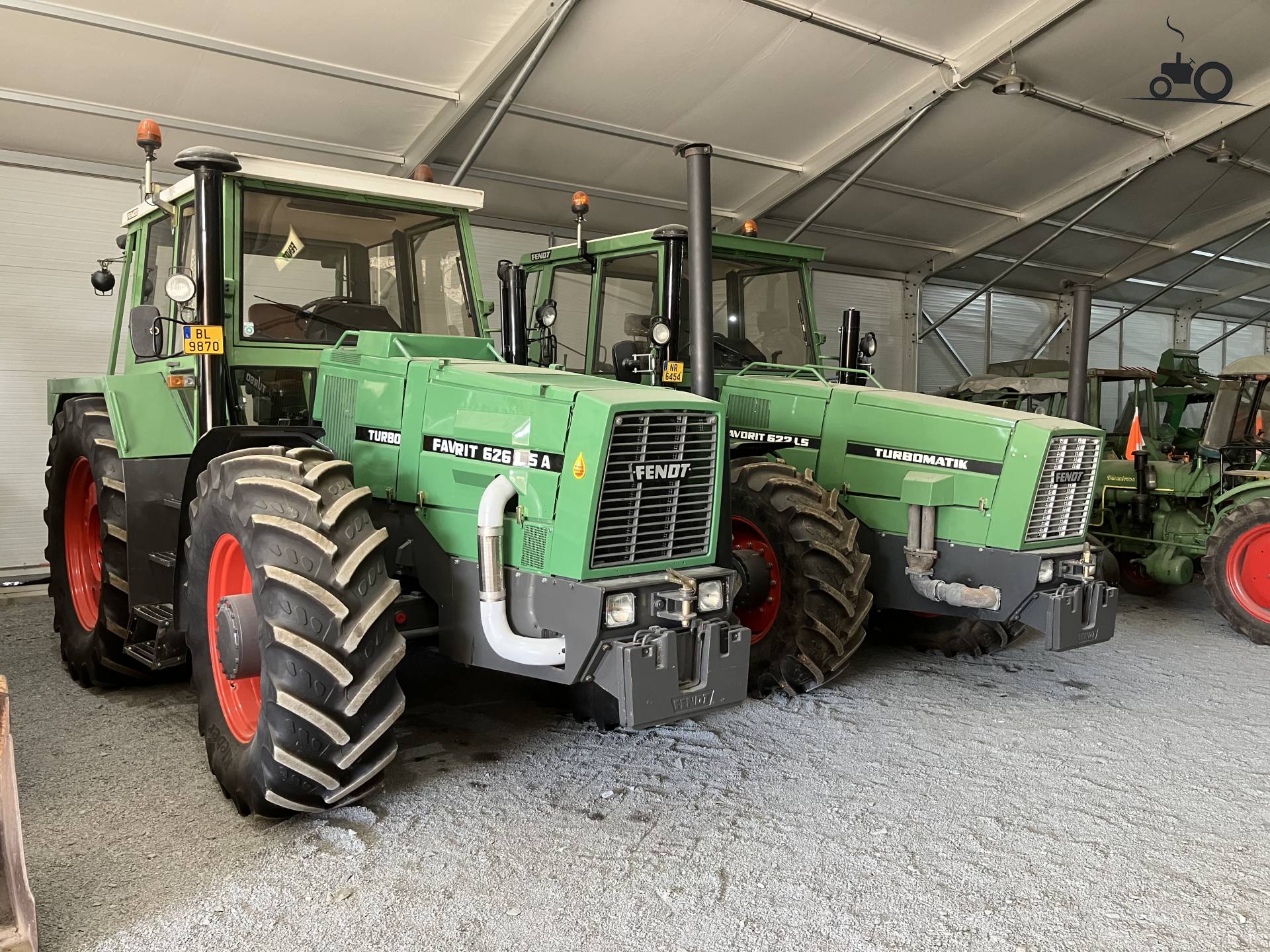 Fendt 626 en Fendt 622 trekkers naast elkaar