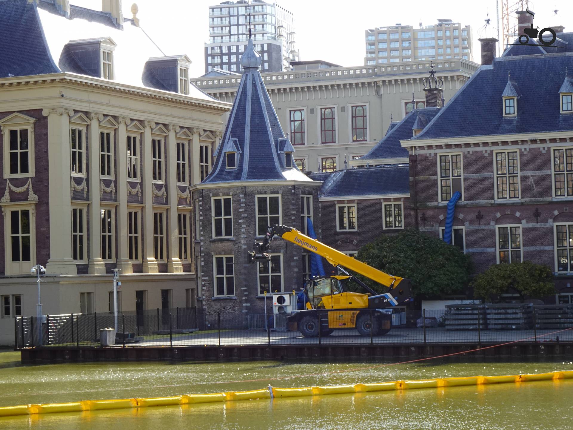 Manitou MRT voor het Torentje in Den Haag