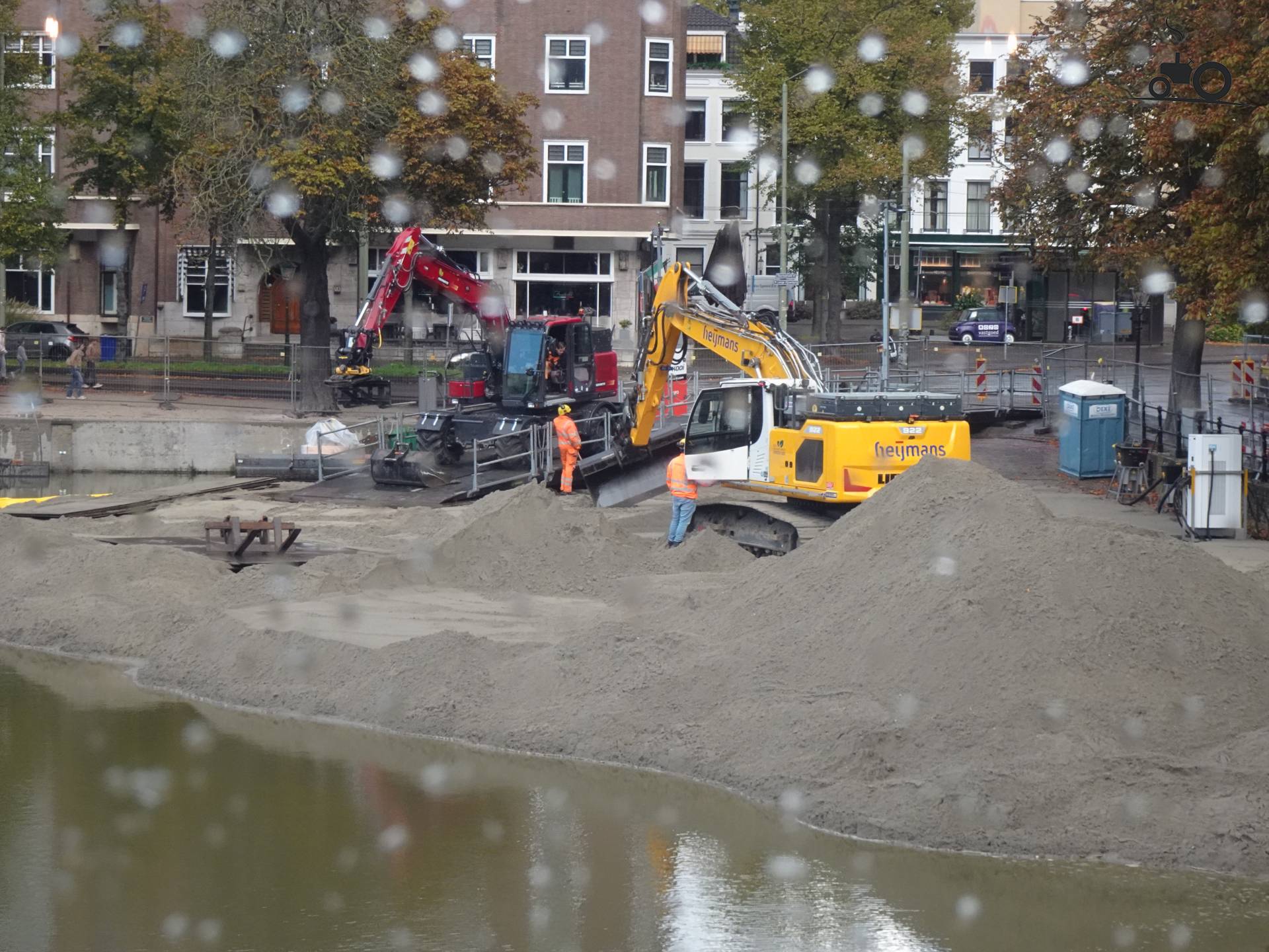 Liebherr 922 en Develon in de Hofvijver