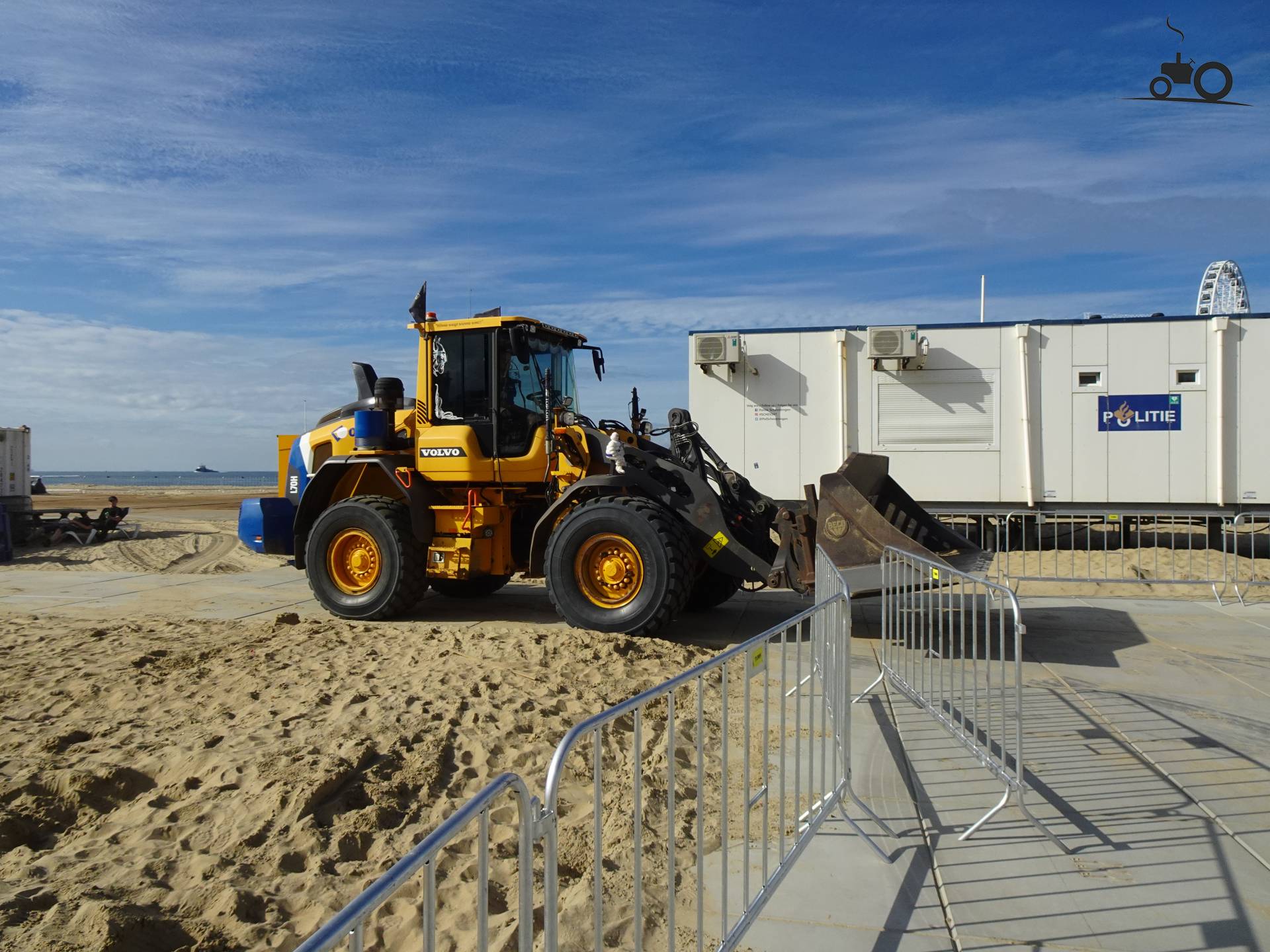 Volvo L70H op het strand in Scheveningen