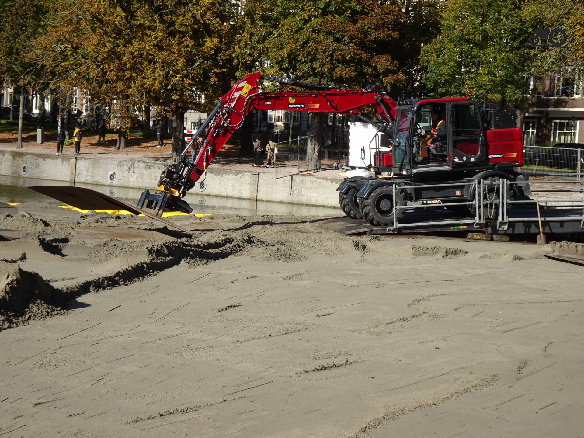Develon graafmachine bij de Hofvijver in Den Haag