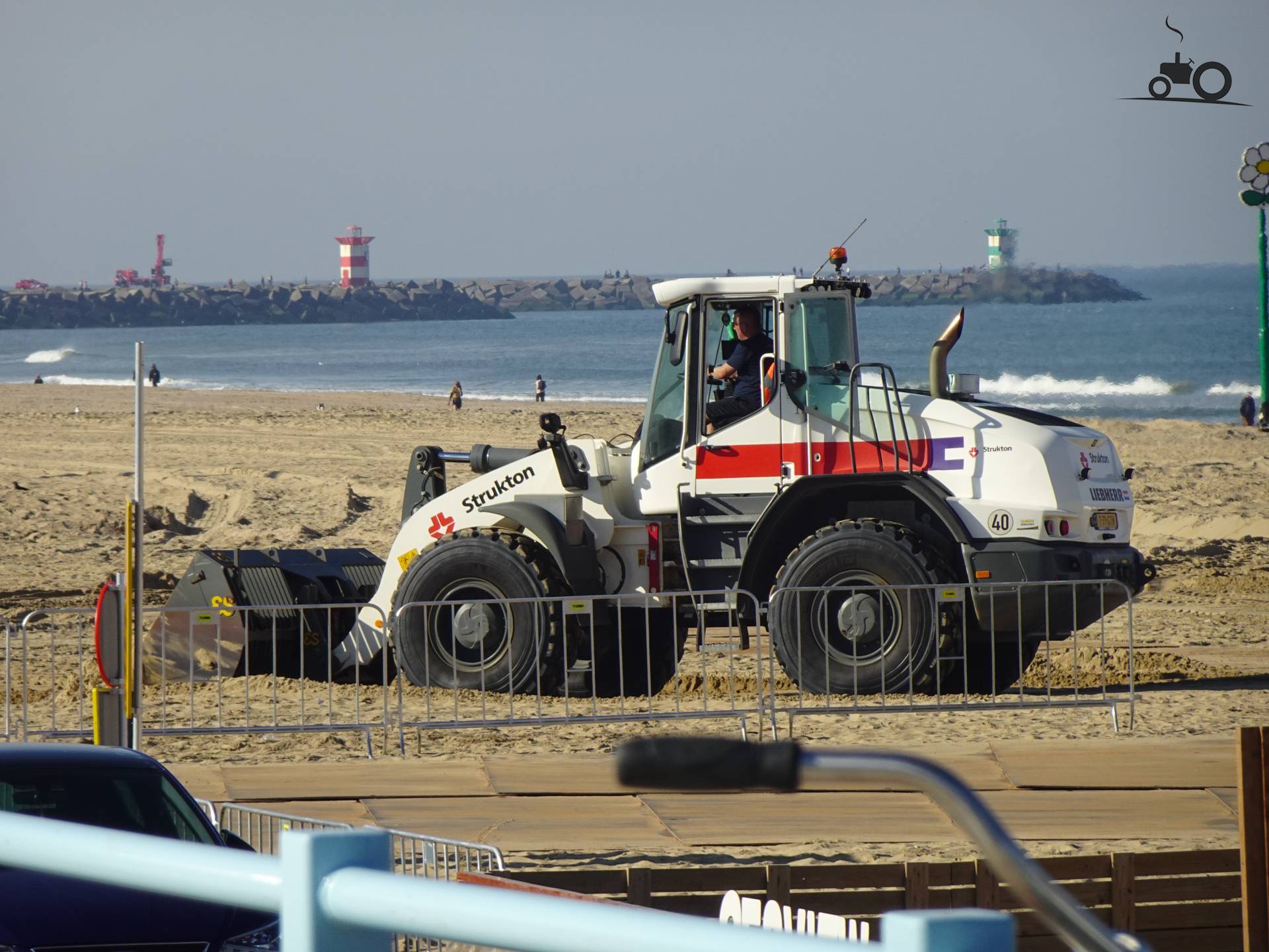 Liebherr 546 shovel in Scheveningen