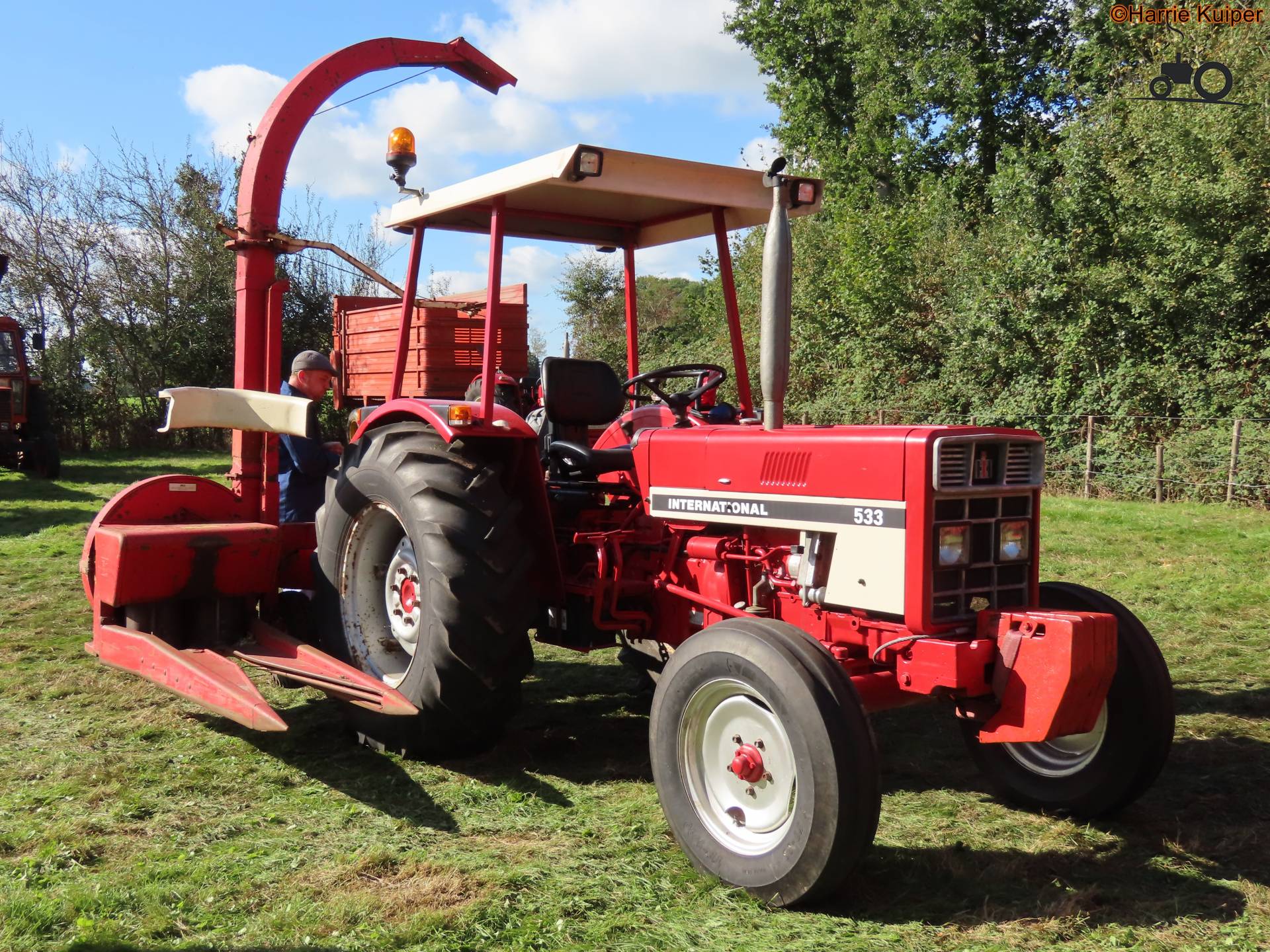 International 533 tijdens Oldtimer maishakselen Dalen