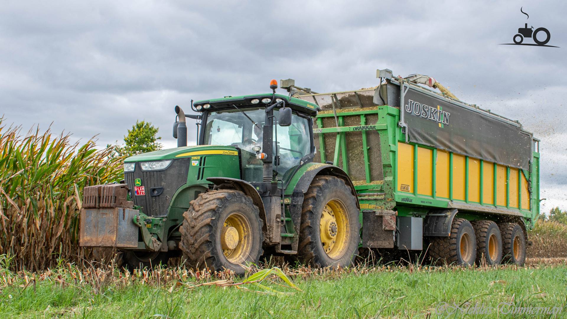 Maïs hakselen door LaCroix met een John Deere 7R met Joskin wagen