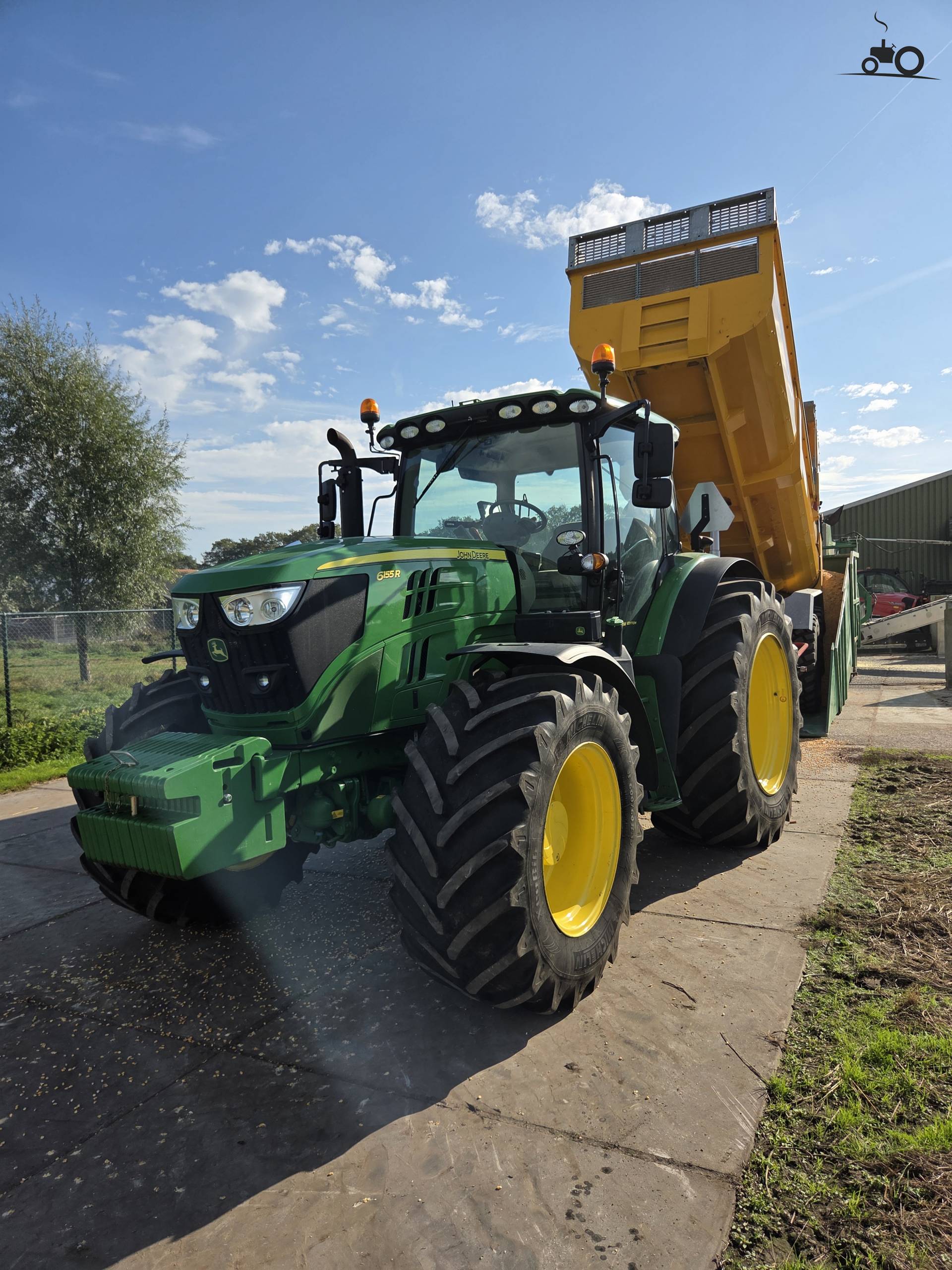 John Deere 6155R met Jako Tiger 180