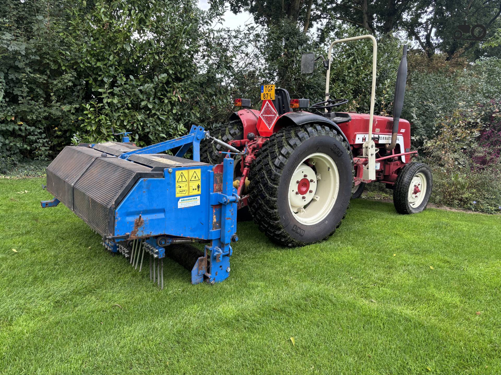 International 533 smalspoor met vertidrain aan het beluchten