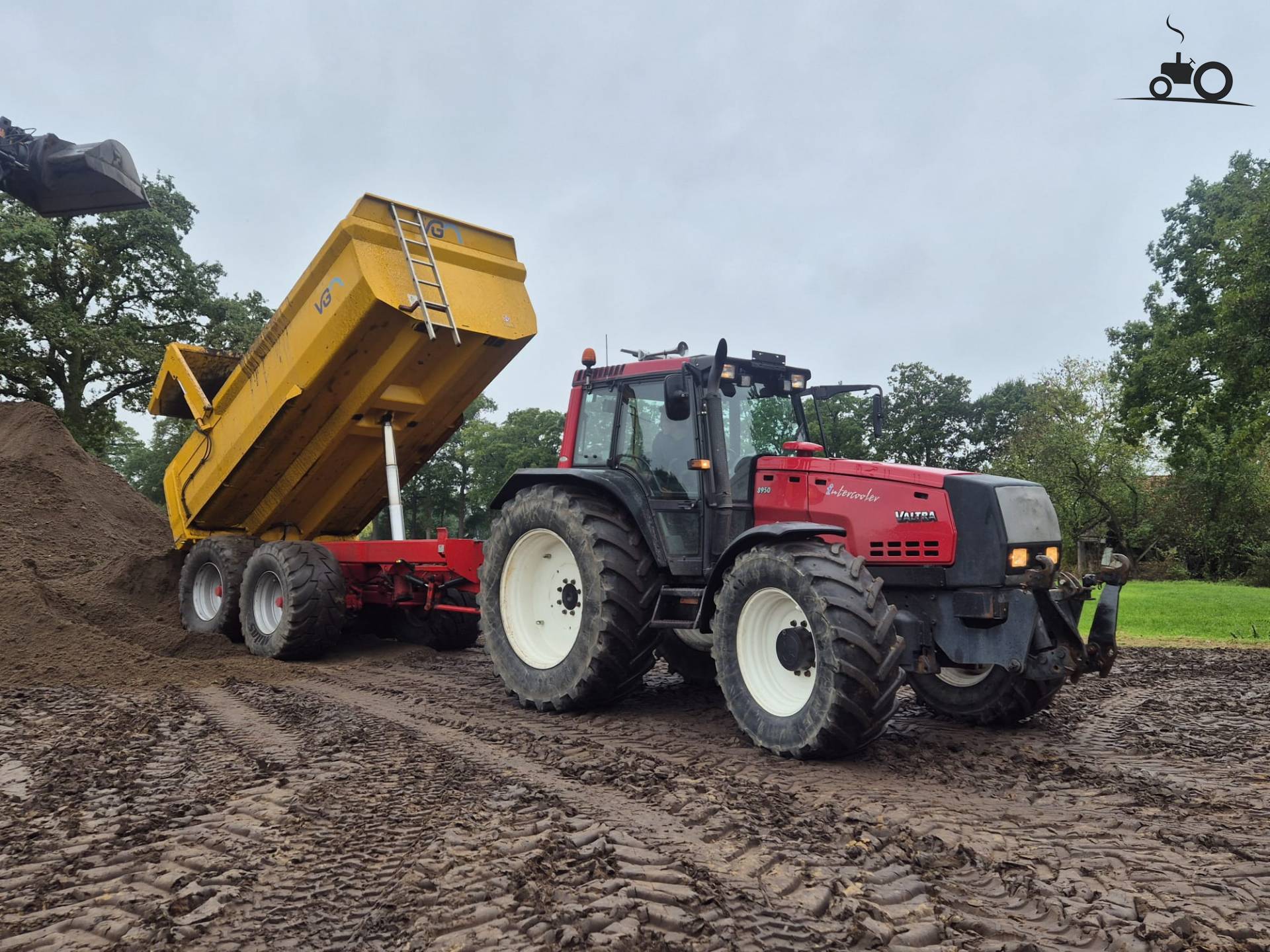 Grond rijden met de 8950 kieper
