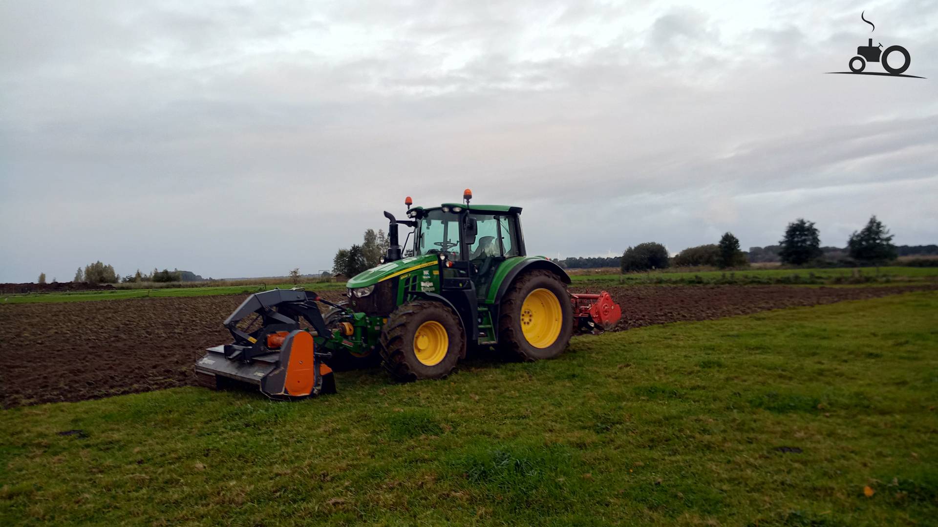 John Deere 6100M tijdens klepelen en frezen