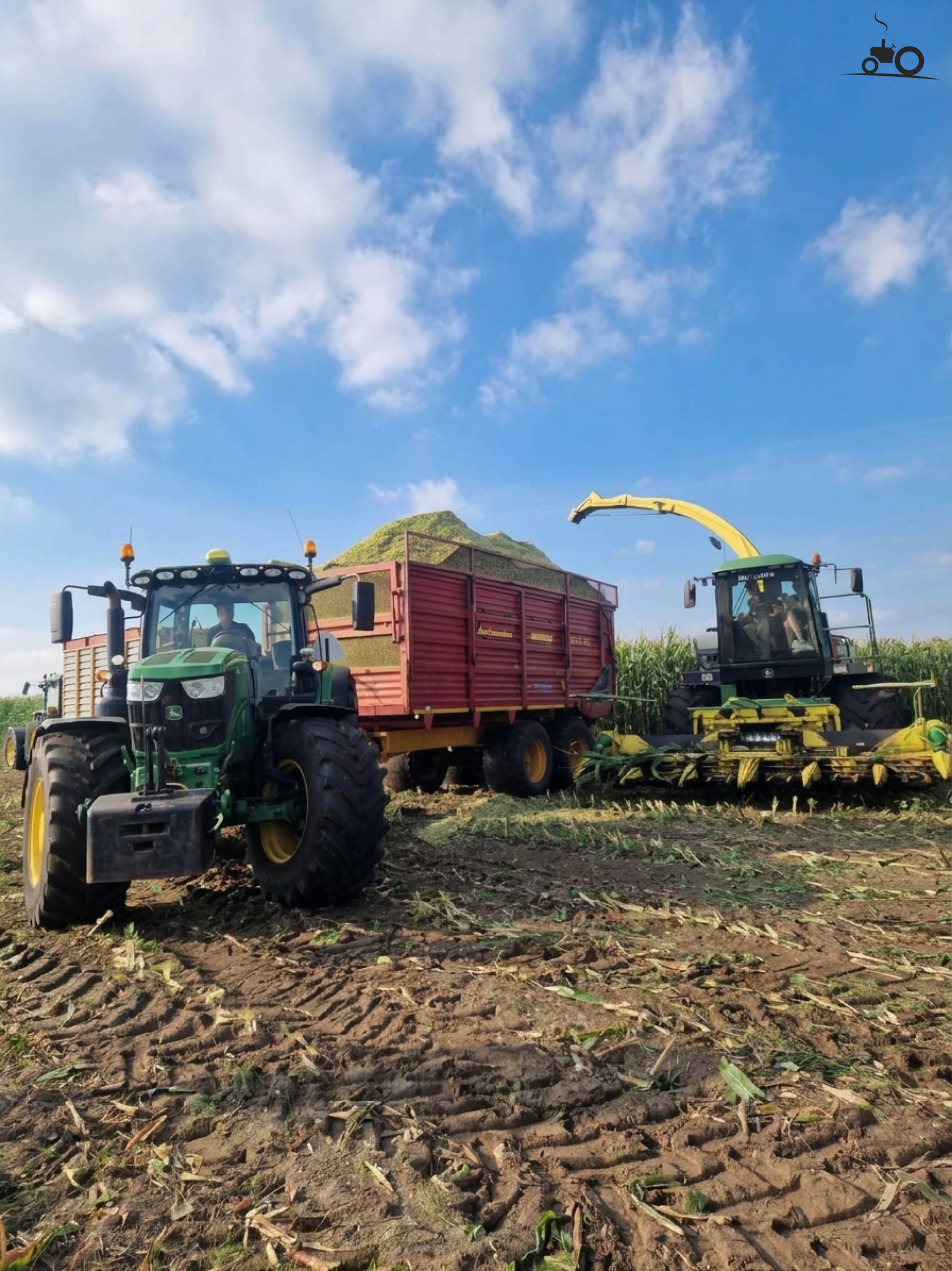 John Deere 6750 in de mais
