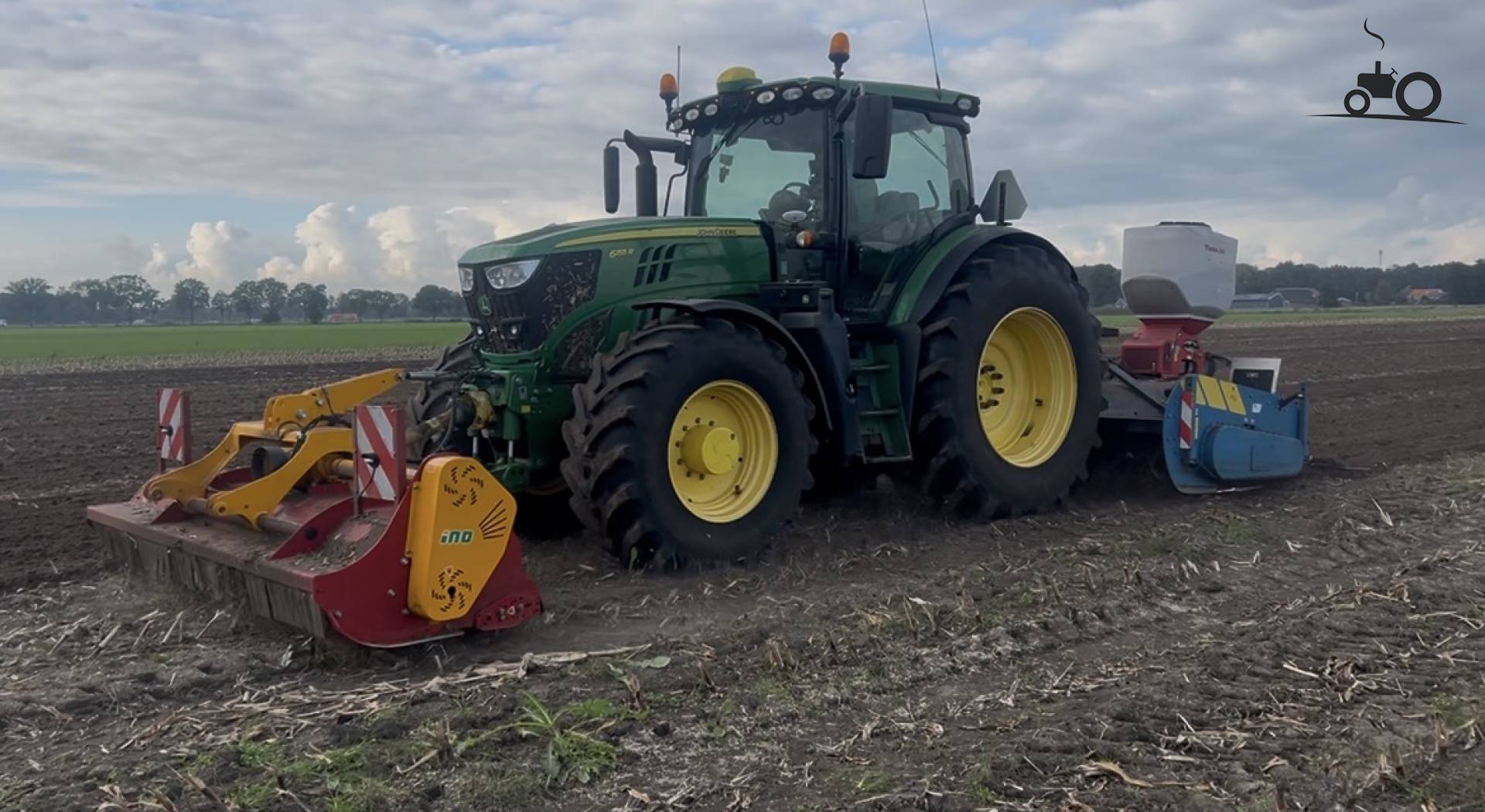 John deere 6155r aan het spitten zaaien