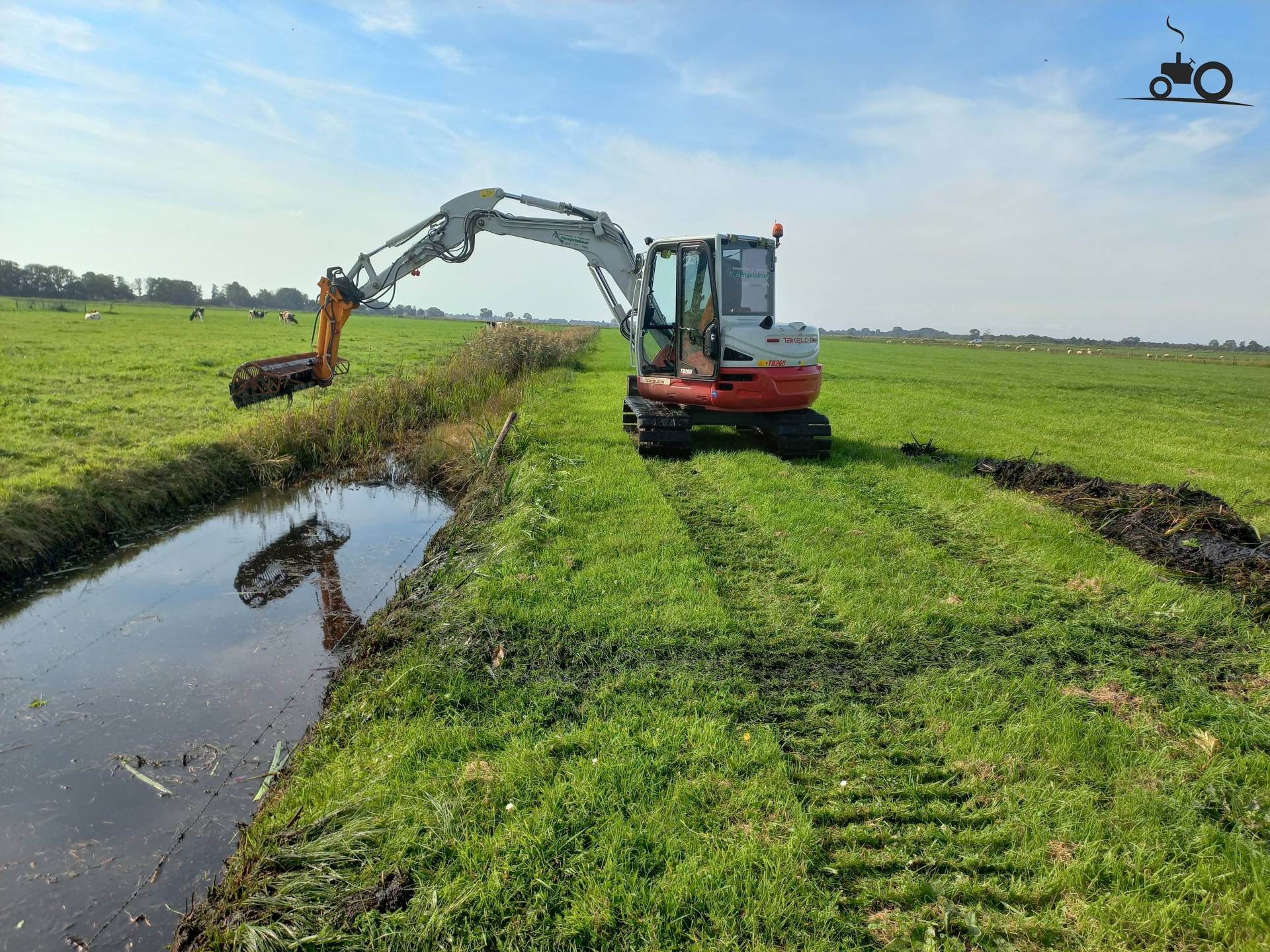 Takeuchi TB 260 machine bij maaikorven